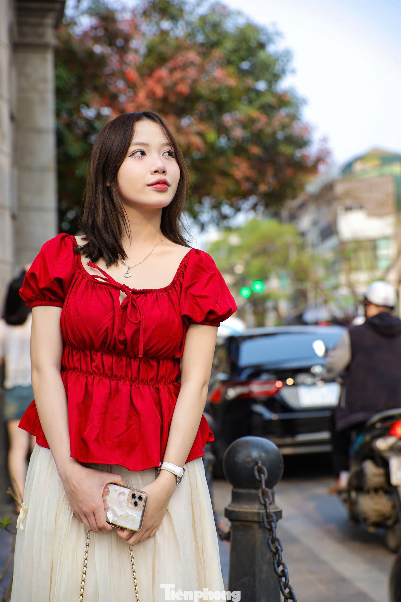 Khung cảnh độc đáo này nhanh chóng thu hút các bạn trẻ tới đây chụp ảnh. Khung cảnh độc đáo này nhanh chóng thu hút các bạn trẻ tới đây chụp ảnh.