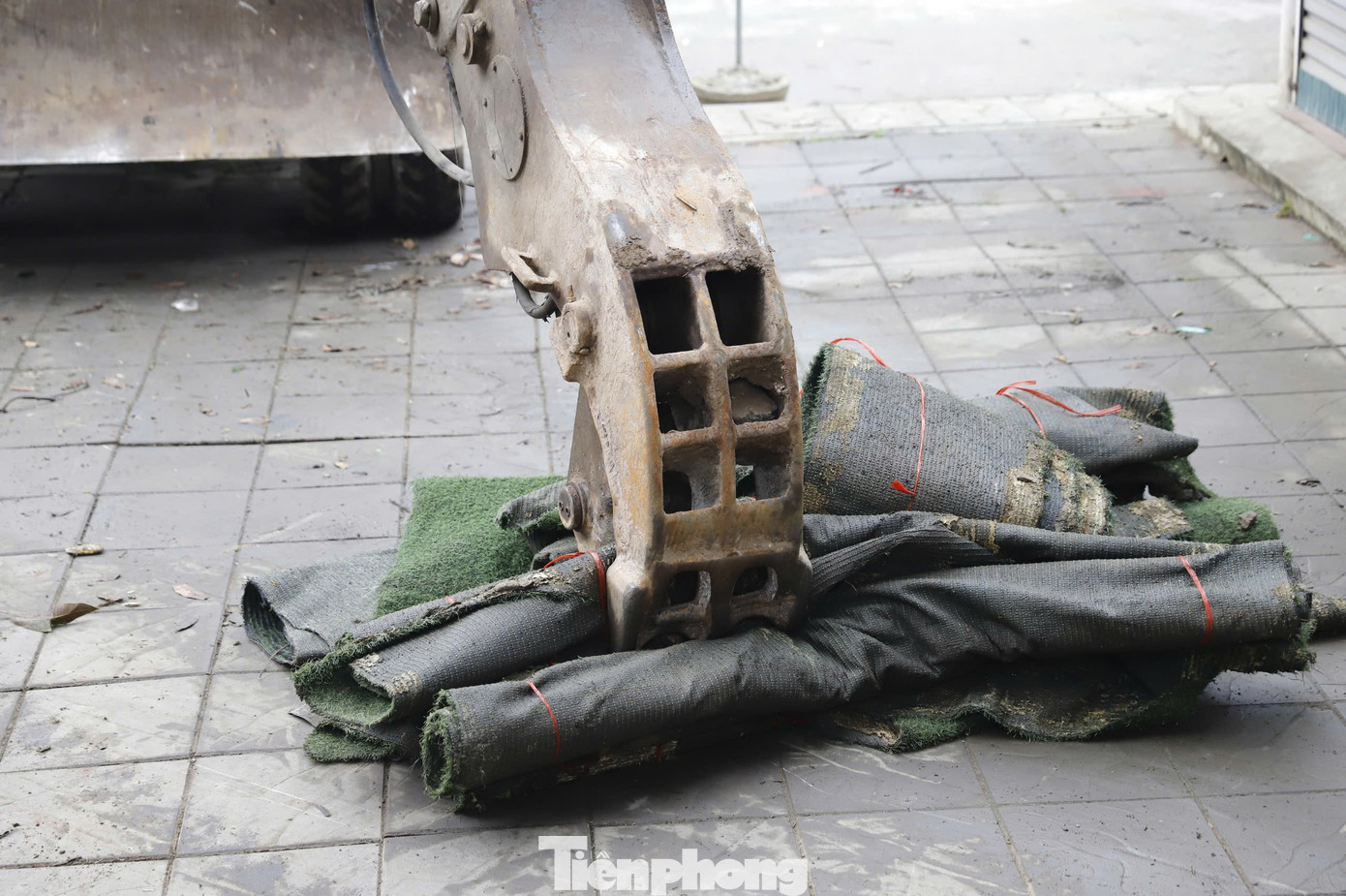 Hiện tại toàn bộ thảm cỏ nhân tạo đã hư hỏng tại khu vực vui chơi trẻ em đã được loại bỏ. Dự án cũng sẽ thay mới và lắp bổ sung các thiết bị vui chơi, thiết bị tập thể dục thể thao ngoài trời đã xuống cấp, hư hỏng.