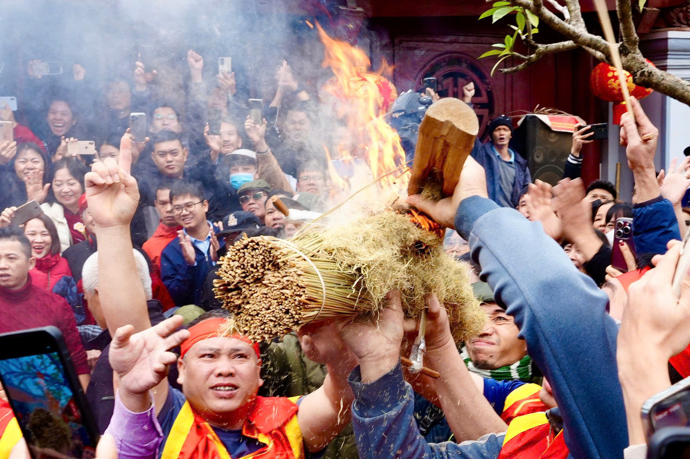 Đúng 11h, phần thi được tổ chức với nghi thức kéo lửa diễn ra với những chiếc bùi nhùi đã chuẩn bị sẵn cùng rơm, đoạn tre đực già dùi sẵn những khe nhỏ và một que giang có tay cầm 2 đầu. 4 người trong đội sẽ chia nhau ra giữ và kéo tạo ra ma sát giữa que giang và thân tre, điểm ma sát đủ nóng sẽ tạo ra than hồng và bén lửa vào bùi nhùi, đốt cháy rơm khô. Đúng 11h, phần thi được tổ chức với nghi thức kéo lửa diễn ra với những chiếc bùi nhùi đã chuẩn bị sẵn cùng rơm, đoạn tre đực già dùi sẵn những khe nhỏ và một que giang có tay cầm 2 đầu. 4 người trong đội sẽ chia nhau ra giữ và kéo tạo ra ma sát giữa que giang và thân tre, điểm ma sát đủ nóng sẽ tạo ra than hồng và bén lửa vào bùi nhùi, đốt cháy rơm khô.