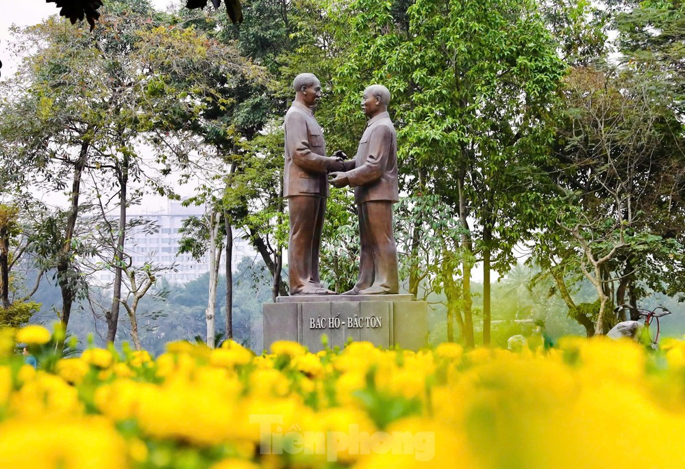 Tên gọi công viên “Thống Nhất” không chỉ đơn thuần là một địa danh, mà là tuyên ngôn sống động về niềm tin và lòng yêu nước. Tượng đài Bác Hồ - Bác Tôn được đặt trang trọng trên đảo Thống Nhất.