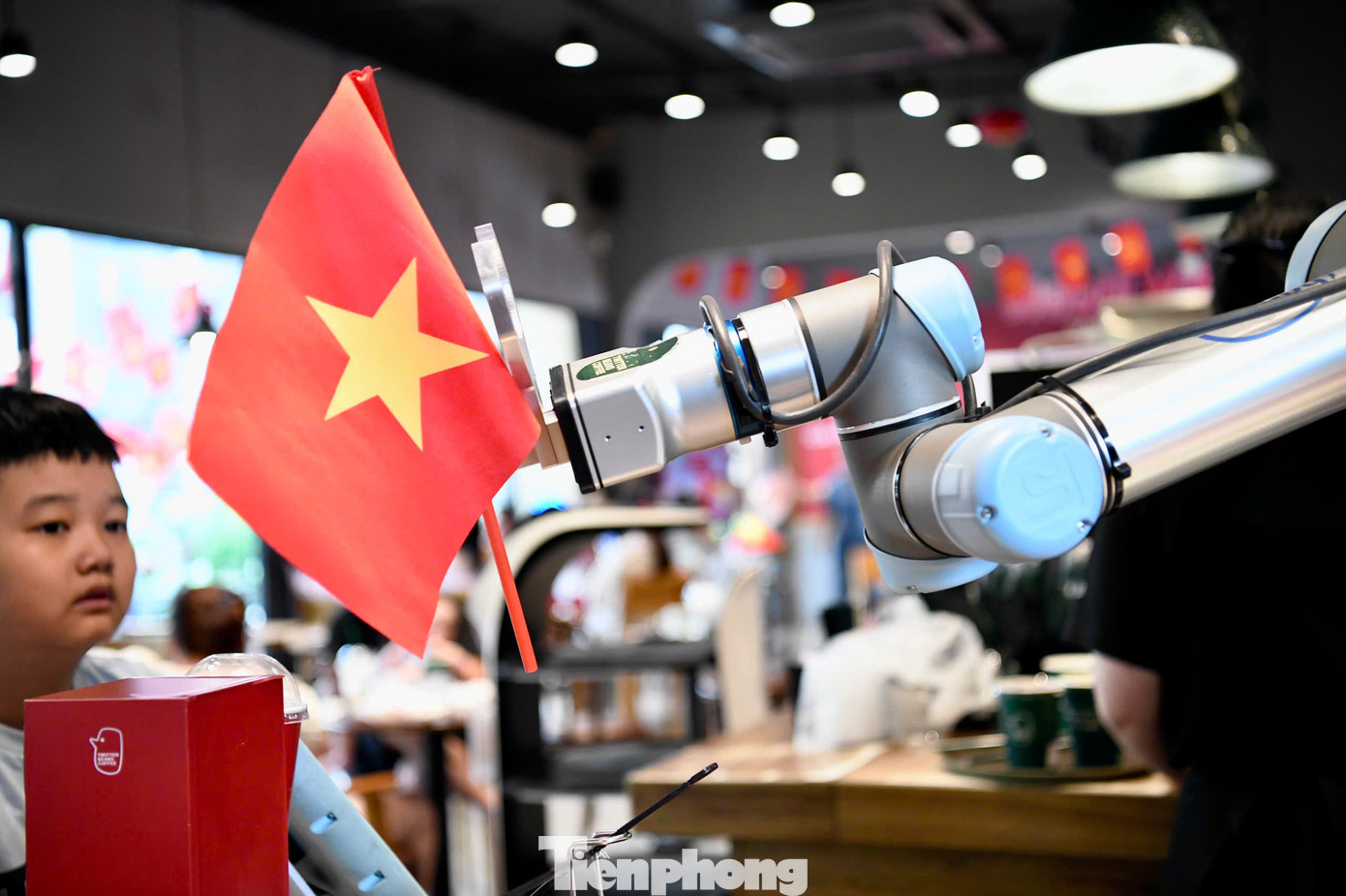 Du khách rất hào hứng trải nghiệm dịch vụ mới lạ, độc đáo này tại quán trong những ngày nghỉ lễ.