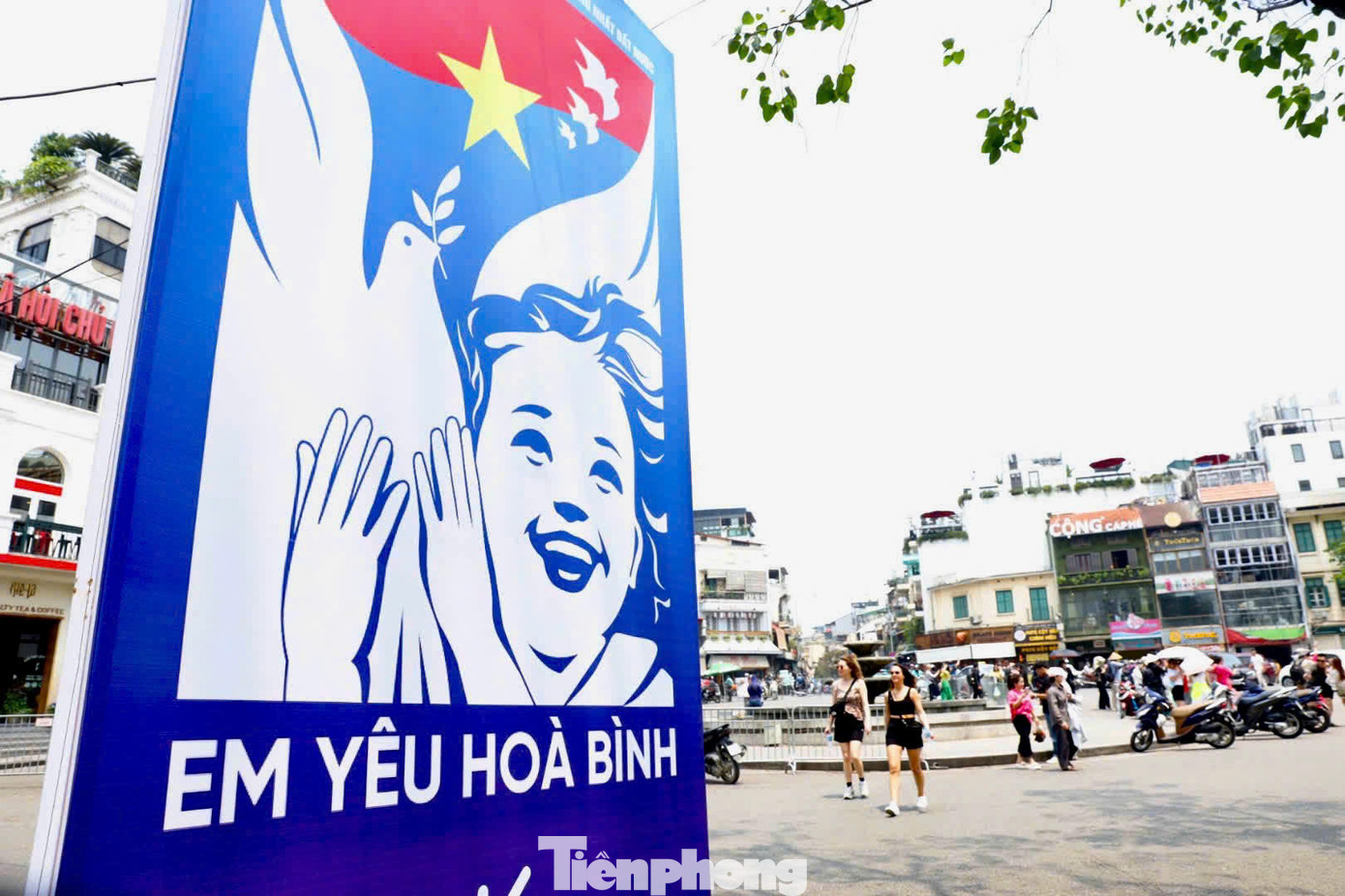 Hà Nội trang hoàng rực rỡ chào mừng kỷ niệm 50 năm Ngày Thống nhất đất nước trên tất cả các tuyến phố.