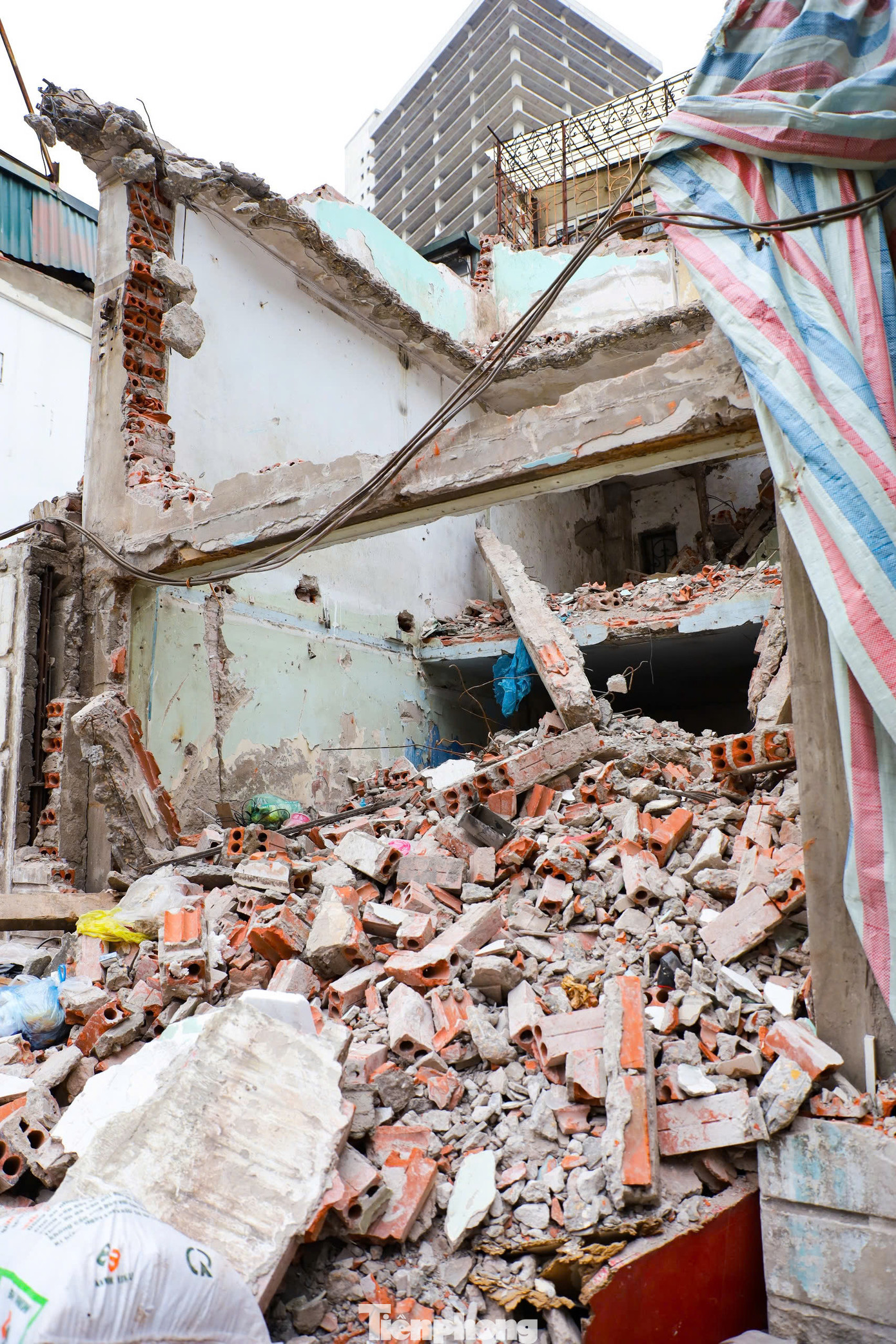 Ban Quản lý dự án cho biết đã phối hợp với UBND quận Đống Đa và UBND quận Ba Đình báo cáo thành phố và đề xuất các phương án tháo gỡ. Hiện tại công tác đền bù, giải phóng mặt bằng cơ bản đã được tháo gỡ.