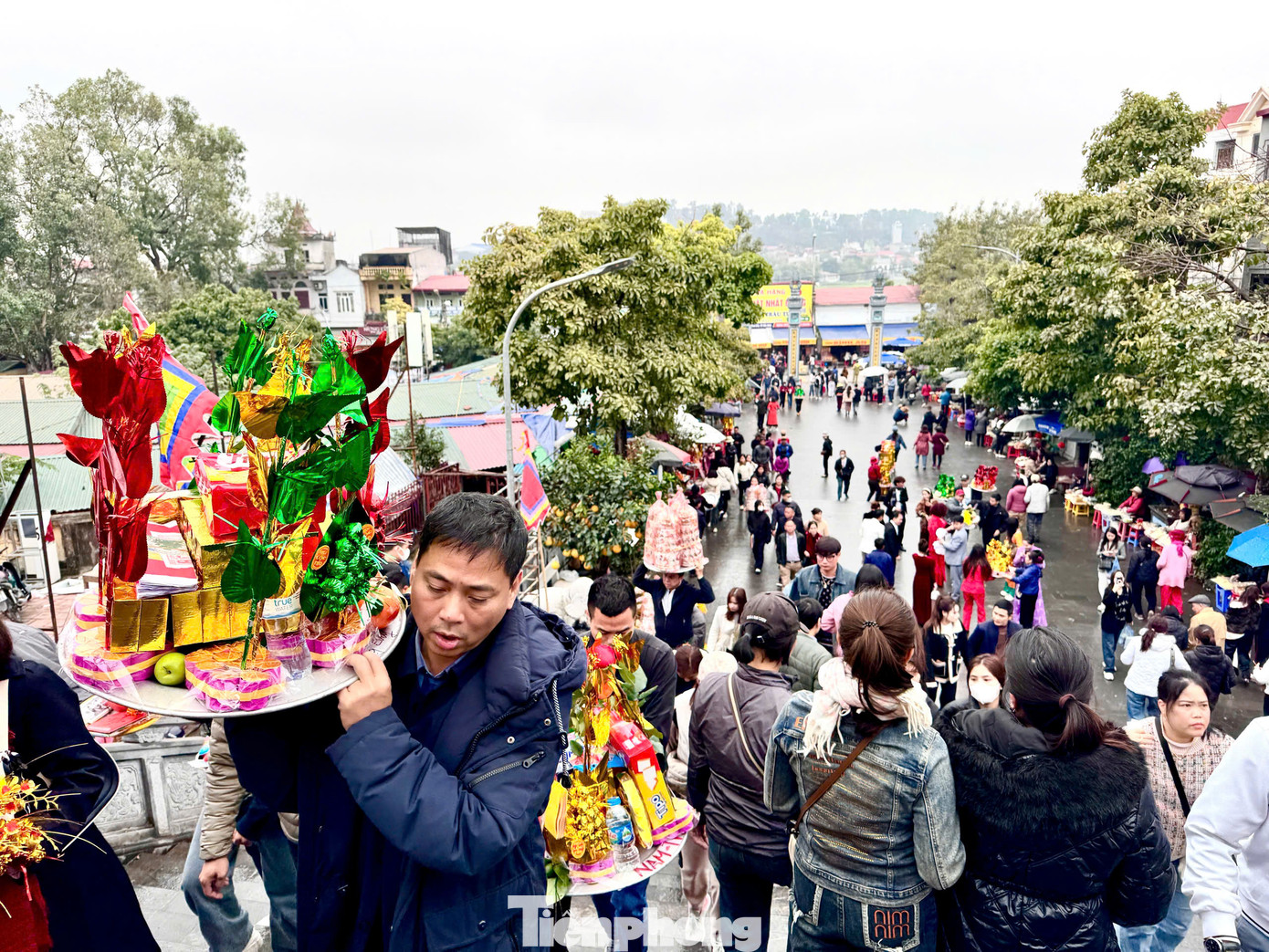 Với quan niệm, "đầu năm đến vay Bà, cuối năm trả nợ" sẽ giúp việc kinh doanh, buôn bán thuận lợi nên ngày vía Thần tài năm nay, rất đông người dân và du khách thập phương đến đền Bà Chúa Kho để dâng hương, hành lễ.