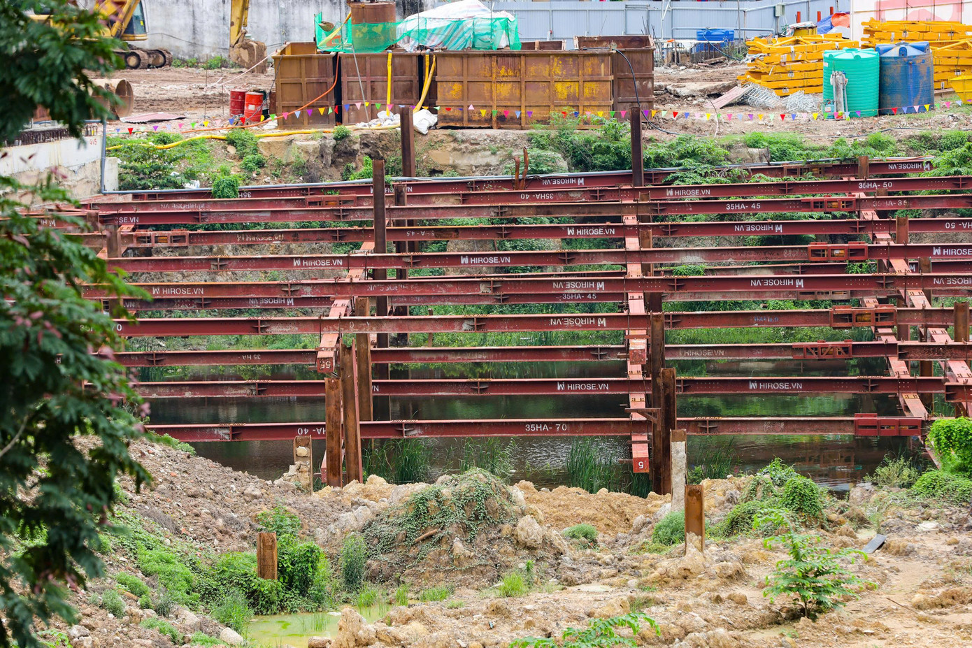 Dự án gồm 1 tháp khách sạn cao 19 tầng nổi và 2 tầng hầm với 350 phòng, 1 khối văn phòng cao 21 tầng nổi và 2 tầng hầm.