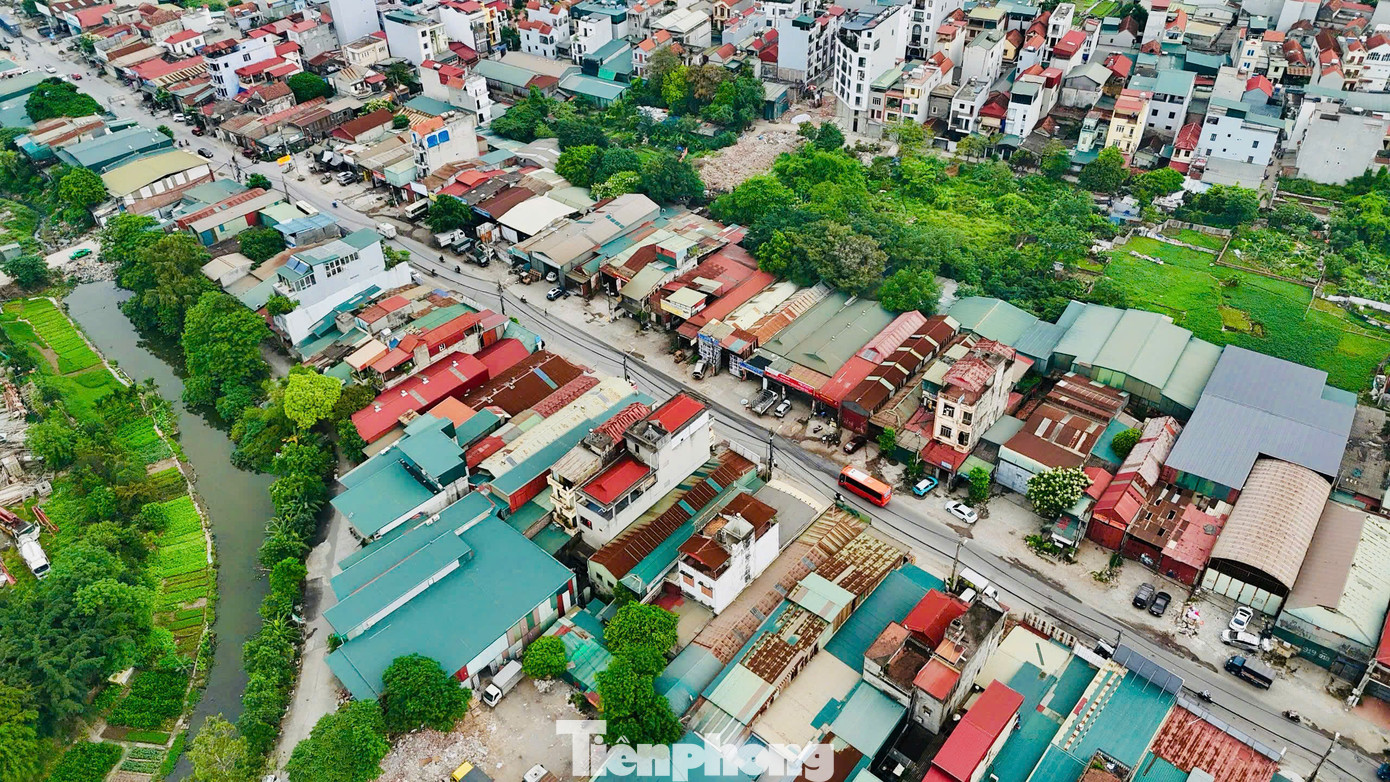 Vừa qua, Ban Thường vụ Quận ủy Hoàng Mai vừa quyết nghị lùi thời hạn bàn giao mặt bằng Dự án đầu tư xây dựng đường Tam Trinh (quận Hoàng Mai) thêm 30 ngày, kết thúc trước ngày 30/4. Đây là lần thứ 4, mốc thời gian bàn giao mặt bằng của dự án này phải thay đổi.