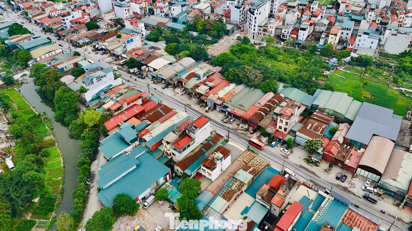 Vừa qua, Ban Thường vụ Quận ủy Hoàng Mai vừa quyết nghị lùi thời hạn bàn giao mặt bằng Dự án đầu tư xây dựng đường Tam Trinh (quận Hoàng Mai) thêm 30 ngày, kết thúc trước ngày 30/4. Đây là lần thứ 4, mốc thời gian bàn giao mặt bằng của dự án này phải thay đổi.