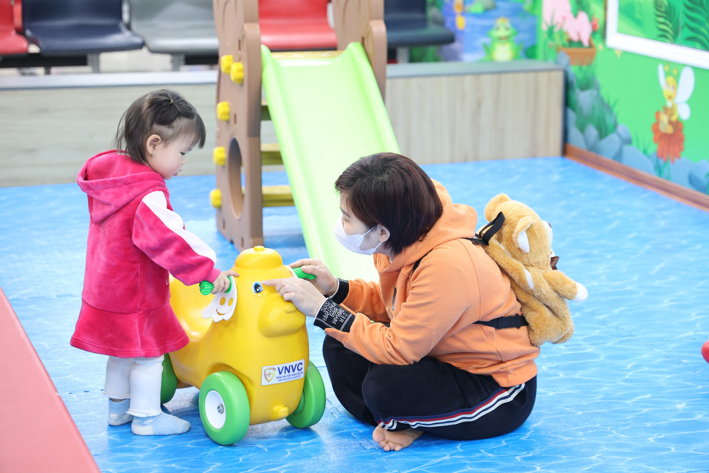 Nhiều cha mẹ đã tranh thủ đưa trẻ đi tiêm vắc xin cúm sau khi có thông tin của Bộ Y tế về bệnh cúm có diễn biến phức tạp tại nhiều địa phương. Nhiều cha mẹ đã tranh thủ đưa trẻ đi tiêm vắc xin cúm sau khi có thông tin của Bộ Y tế về bệnh cúm có diễn biến phức tạp tại nhiều địa phương.