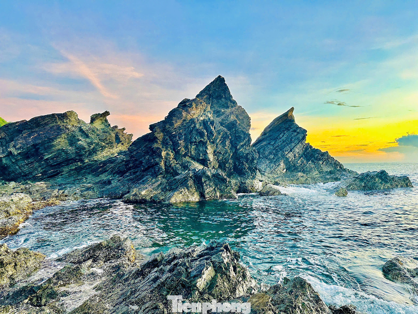 Ghềnh đá Bàn Than nằm ở phía đông bắc xã đảo Tam Hải, huyện Núi Thành, Quảng Nam có dạng mặt bàn, nổi bật là những vách đá sắc đen như than, di tích còn lại của thềm biển cổ. Những ghềnh đá phiến bằng phẳng, có màu đá đen tuyền lấp lánh như than, được hình thành từ hơn 400 triệu năm trước.