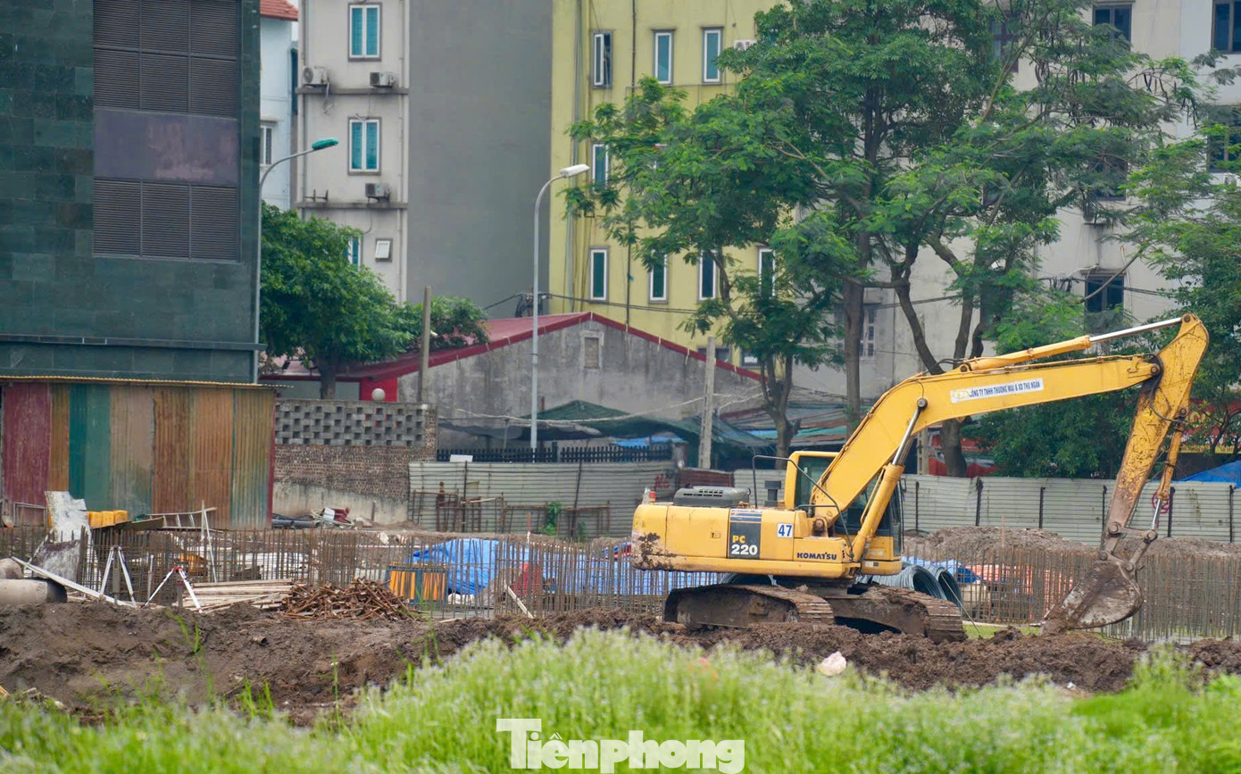 Dự án có diện tích xây dựng là 3.445m2; tổng diện tích sàn 14.534m2; chiều cao công trình là 19,2m. Công trình gồm 4 tầng (3 tầng nổi, 1 tầng hầm), trong đó tầng hầm rộng 5.000m2 dùng làm gara trông giữ xe cho hành khách. Trung tâm bến xe có một tòa nhà hình tròn, diện tích 2.000m2, với tầng 1 là khu bán vé và showroom, tầng 2 kinh doanh đồ ăn nhanh.