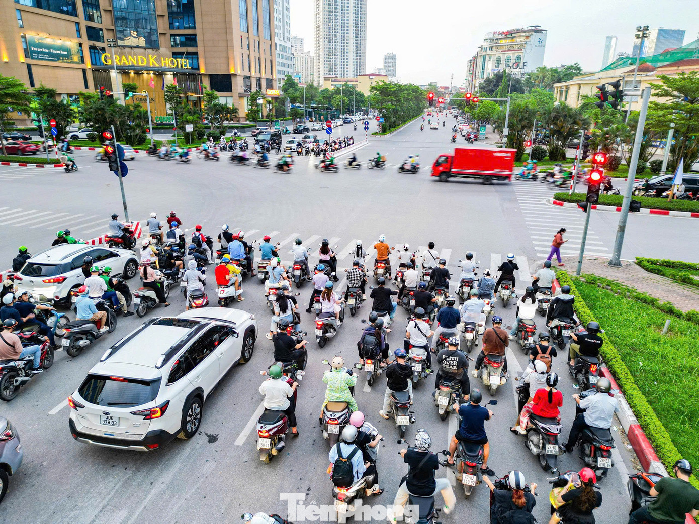 Từ tháng 7/2024, hệ thống đèn tín hiệu giao thông, camera hỗ trợ xử phạt nguội, camera đo tốc độ được Sở Giao thông Hà Nội lắp đặt tại 2 nút giao thông trên đường Phạm Văn Bạch (nút giao Hoàng Quán Chi và ngõ 9) đã chính thức vận hành.