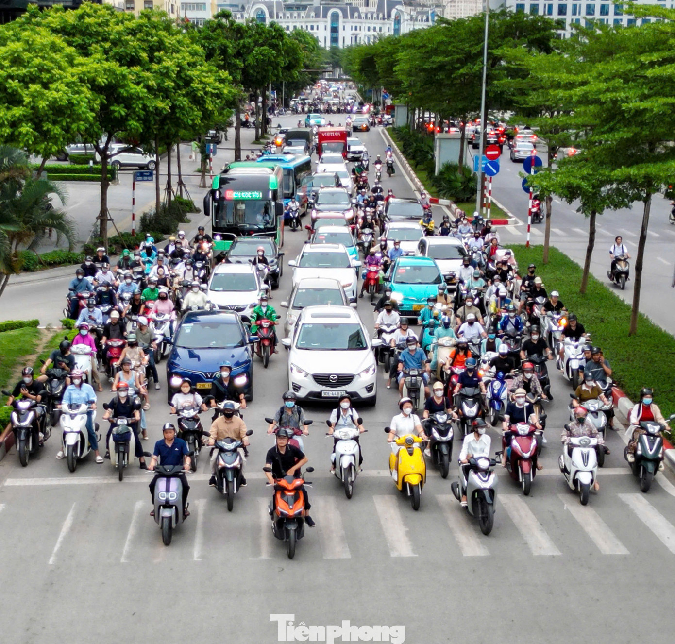 Nút giao Dương Đình Nghệ - Trần Thái Tông khoảng 300m nhưng có tới 3 cột đèn đỏ, người tham gia giao thông phải mất tới 1,2 nhịp đèn đỏ để di chuyển qua đây, đặc biệt vào khung giờ cao điểm.