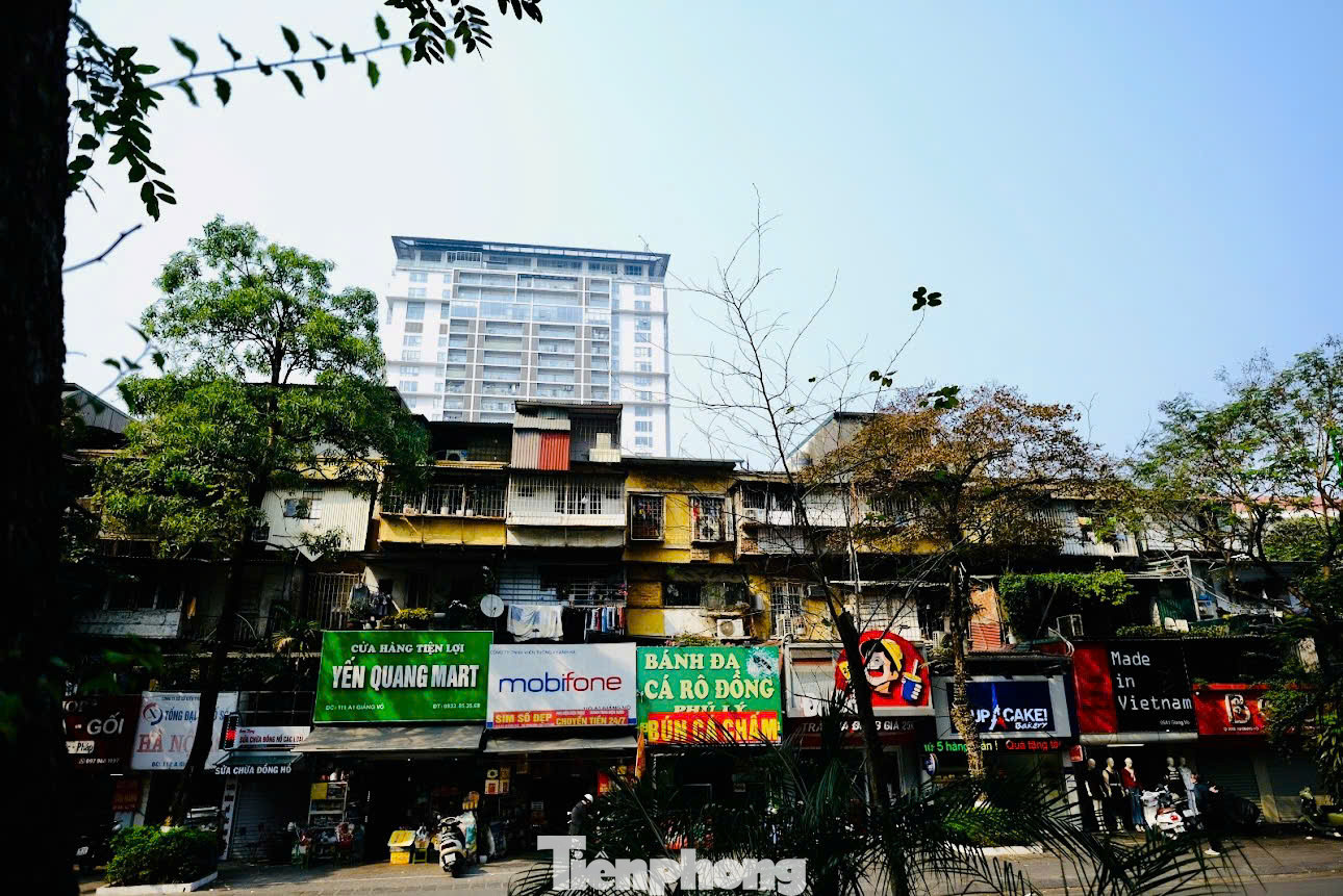 Nhìn từ phía ngoài, các nhà hàng, cửa hiệu khang trang và hiện đại đã che đi những hành lang bộ cũ kỹ, nhỏ hẹp và tối tăm.