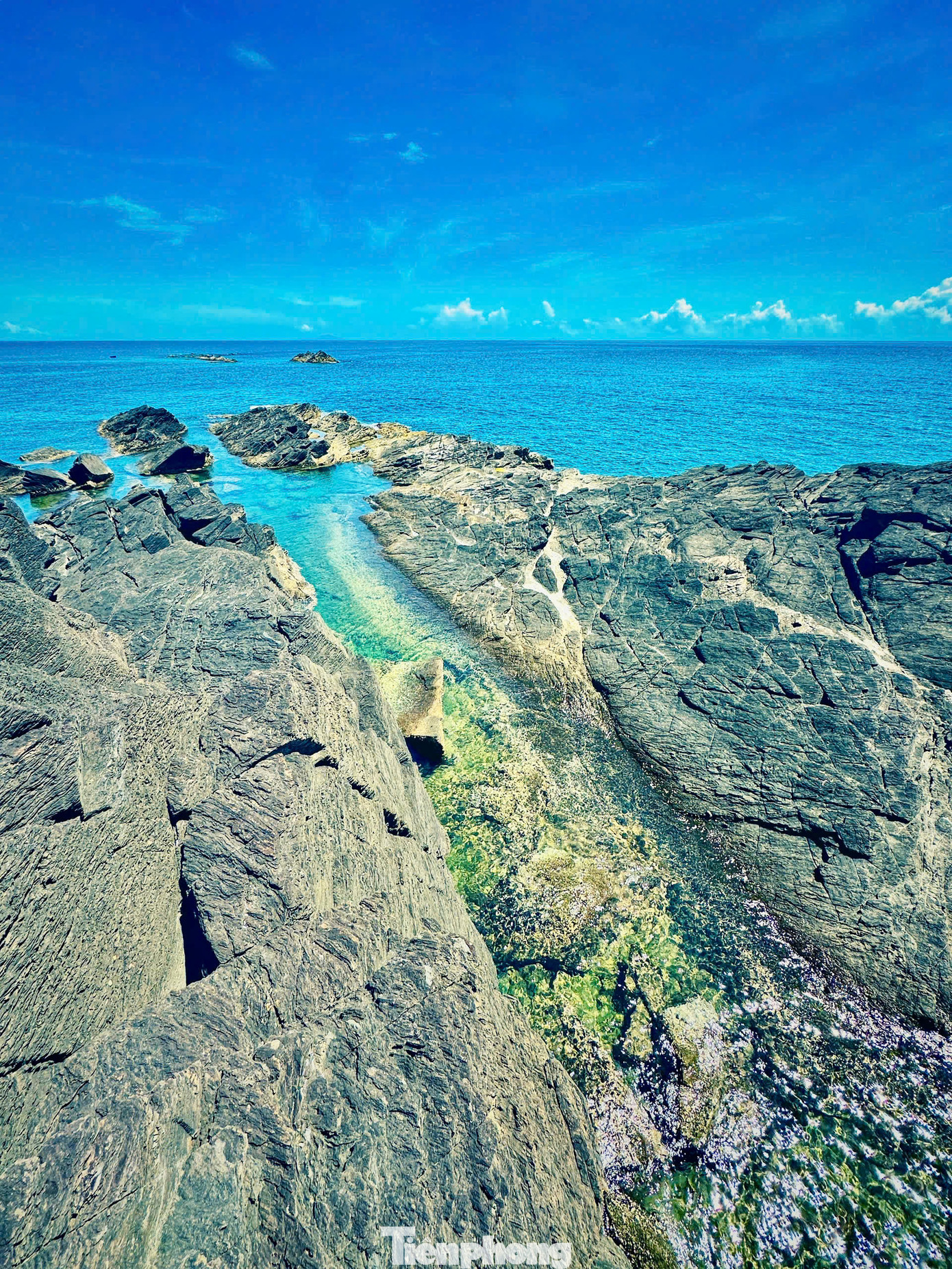 Bàn Than được ví như bảo tàng tự nhiên, phản ánh quá trình phát triển địa chất. Đá phiến ở đây không chỉ bộc lộ trên diện rộng mà còn được sóng biển và gió mài mòn rất sắc nét. Trên bề mặt các ghềnh đá, thềm đá có những đường nét lạ mắt, cuốn hút.