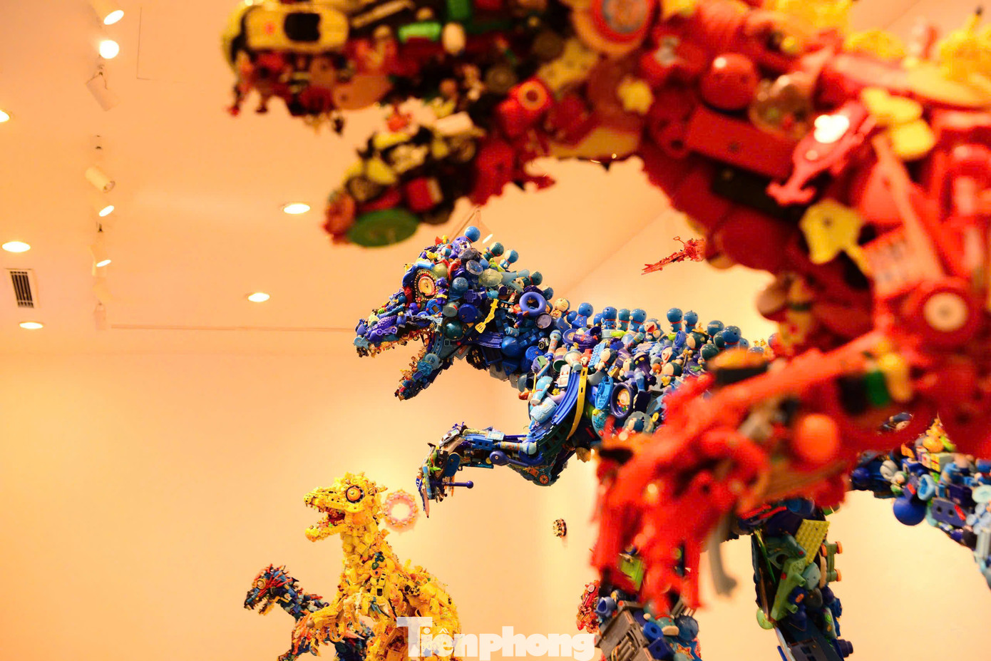 Nghệ sĩ Fuji Hiroshi đã biến những món đồ chơi nhựa thành tác phẩm nghệ thuật, thể hiện mối liên hệ chặt chẽ giữa nhựa - chất liệu phổ biến để sản xuất đồ chơi - với nguồn cảm hứng từ &quot;nhiên liệu hóa thạch&quot;, các loài vật thời tiền sử như khủng long.