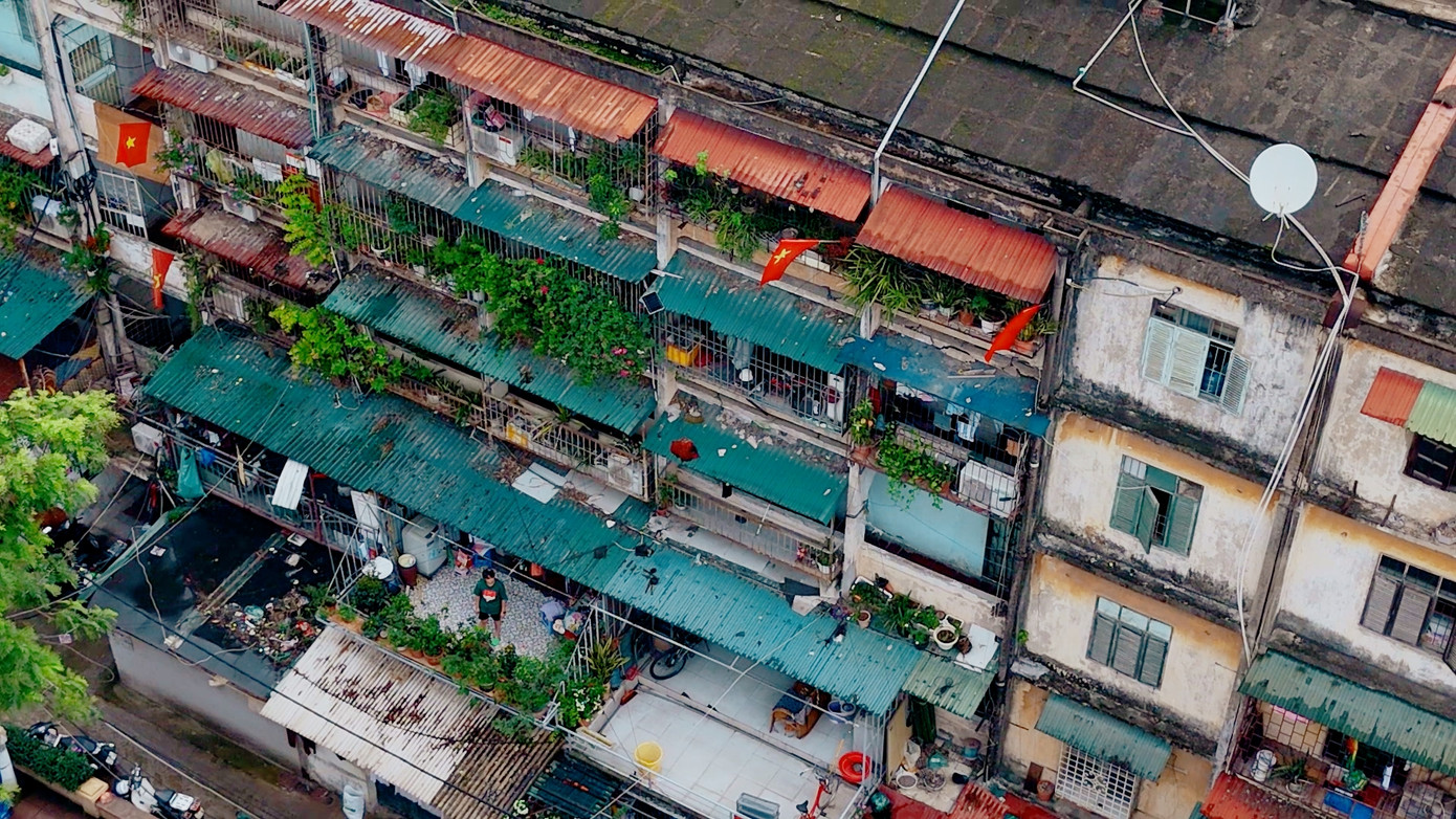 Các tòa nhà chủ yếu được xây dựng từ 40-50 năm trước, hiện đã xuống cấp do không được sửa chữa, bảo dưỡng và hiện tượng cơi nới, cải tạo của cư dân gây mất an toàn. Tổng diện tích nhà ở thấp tầng là 54.911m2, với số lượng căn là 1.333. Trong đó rất nhiều nhà liền kề xen kẽ trong các nhà tập thể, hình thành các ngõ hẹp, chiếu sáng kém.