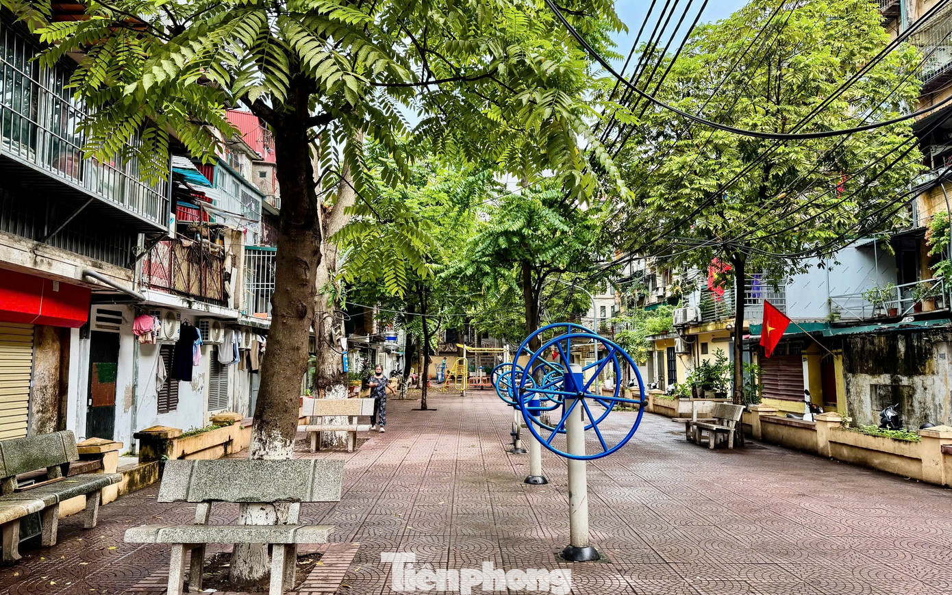 Người dân ở đây khi nghe tin, khu tập thể sắp được tiến hành cải tạo đều rất vui mừng và mong khu nhà được cải tạo sớm để ổn định cuộc sống.