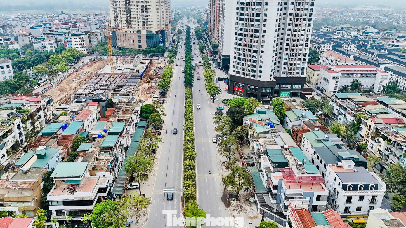 Trong khi đó hướng ngược lại trên đường Văn Khê, xe cộ lưu thông thoáng hơn.