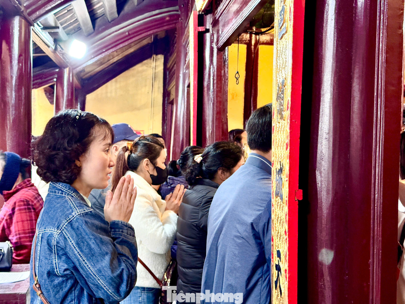 Người dân chen nhau vào chính điện của đền để thắp hương, cầu khấn. Khu vực trước Cung Chúa kẹt cứng người, nhiều người phải đứng từ bên ngoài vái vọng.