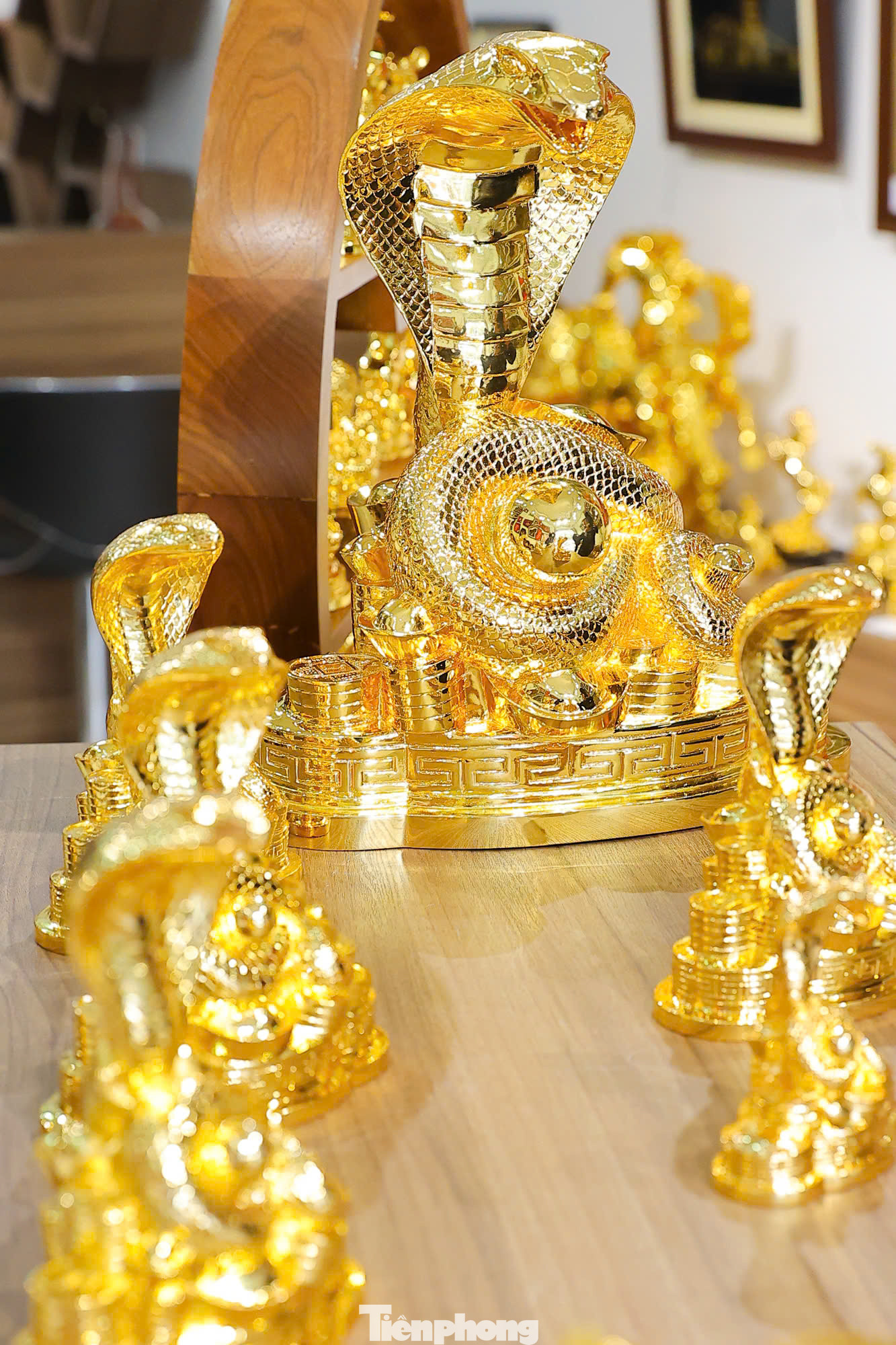 Năm Ất Tỵ với hình tượng rắn có thể lột da, biểu tượng cho sự “tái sinh”, sự thay đổi toàn diện, rũ bỏ mọi điều xấu của năm cũ, mang đến cơ hội cho năm mới nên được nhiều khách hàng săn đón tìm mua.