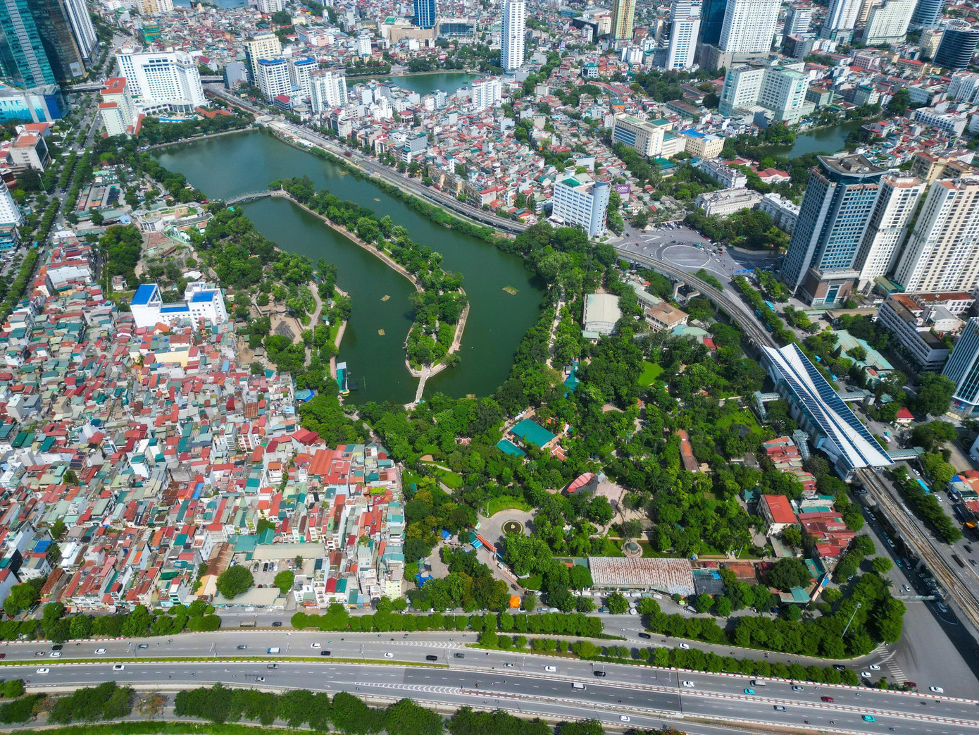 Vườn thú được xây dựng trên địa hình tự nhiên độc đáo, với hồ nước Thủ Lệ trong xanh, rộng lớn giúp điều hòa không khí, môi trường cho Thủ đô. Không chỉ là một công viên đơn thuần, nơi đây còn là một khu bảo tồn động vật quan trọng. Vườn thú Thủ Lệ là nơi sinh sống của các loài động vật quý hiếm, giúp nâng cao nhận thức về bảo tồn thiên nhiên và tìm hiểu về thế giới động vật cho du khách. Vườn thú được xây dựng trên địa hình tự nhiên độc đáo, với hồ nước Thủ Lệ trong xanh, rộng lớn giúp điều hòa không khí, môi trường cho Thủ đô. Không chỉ là một công viên đơn thuần, nơi đây còn là một khu bảo tồn động vật quan trọng. Vườn thú Thủ Lệ là nơi sinh sống của các loài động vật quý hiếm, giúp nâng cao nhận thức về bảo tồn thiên nhiên và tìm hiểu về thế giới động vật cho du khách.