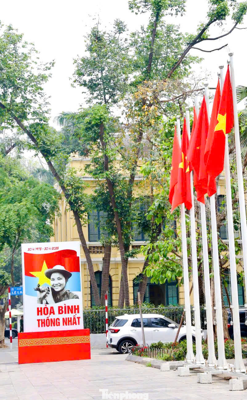 Các biểu tượng, khẩu hiệu, áp phích khổ lớn được đặt trang trọng ở những vị trí nổi bật trong thành phố.