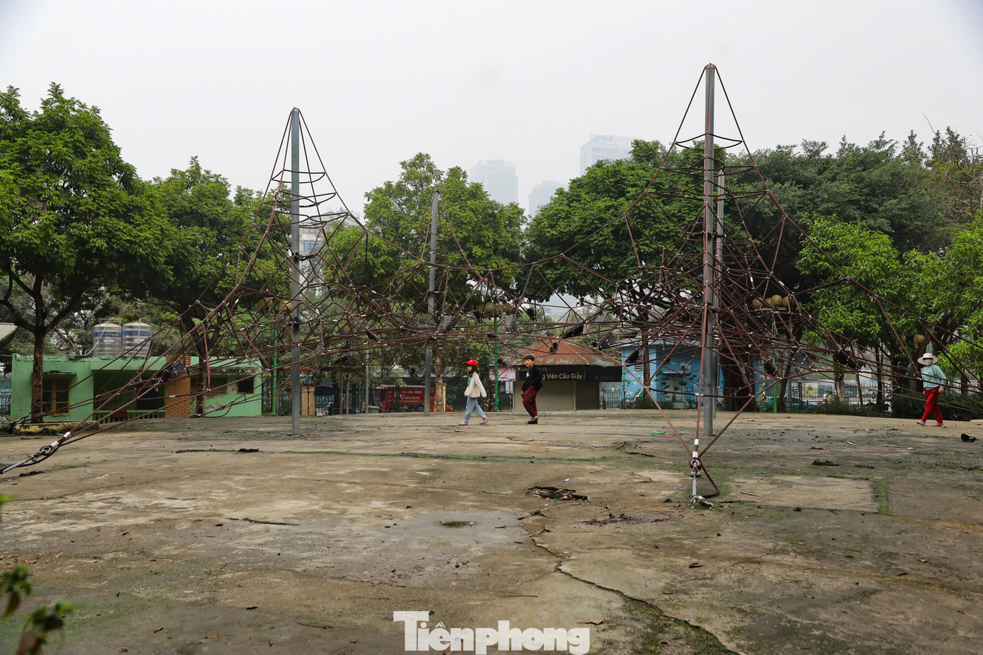 Khu vực vui chơi trẻ em và thiết bị tập thể thao được lắp đặt trước đó đã xuống cấp theo thời gian, được kiểm tra kỹ lưỡng và đưa ra phương án sửa chữa.