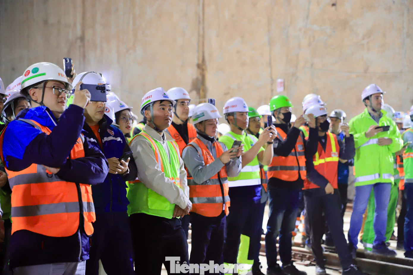 Ngay từ sáng 7/3, công tác chuẩn đã sẵn sàng. Các kỹ sư, công nhân của nhà thầu thi công ngóng chờ phút giây TBM “Thần tốc” xuyên lòng đất tiến vào ga S10. Ngay từ sáng 7/3, công tác chuẩn đã sẵn sàng. Các kỹ sư, công nhân của nhà thầu thi công ngóng chờ phút giây TBM “Thần tốc” xuyên lòng đất tiến vào ga S10.