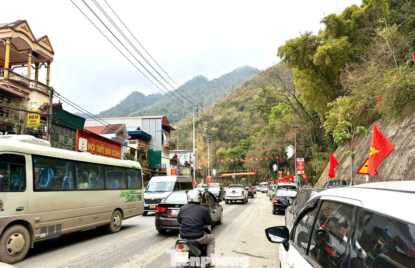 Bất chấp cái rét 8 độ C cùng mưa phùn, du khách vẫn ùn ùn đổ về Mộc Châu săn hoa mận khiến nhiều tuyến đường từ trung tâm đi các điểm ngắm hoa ùn tắc kéo dài cả cây số.