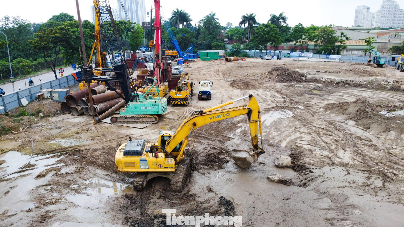 Thời điểm hiện nhiều thiết bị cơ giới hiện đại như máy khoan cọc nhồi, máy xúc, xe trộn bê tông… đã được tập kết để thi công.