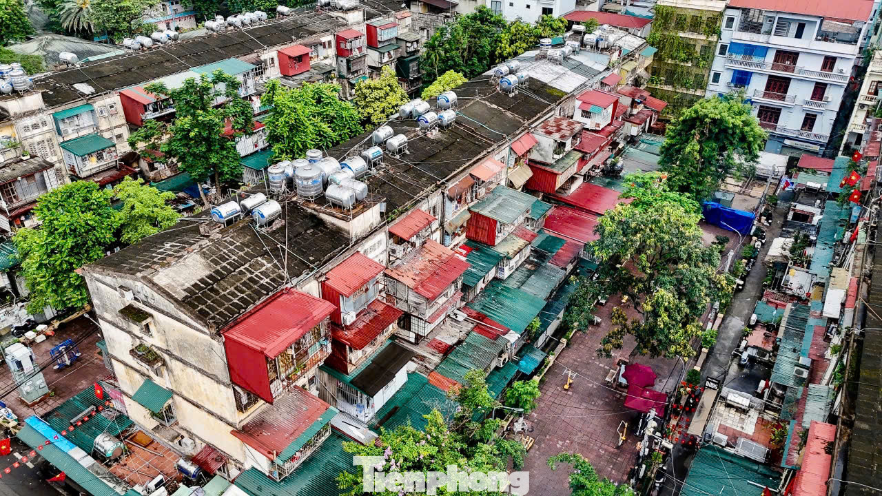 Các tòa nhà chủ yếu được xây dựng từ 40-50 năm trước, hiện đã xuống cấp do không được sửa chữa, bảo dưỡng và hiện tượng cơi nới, cải tạo của cư dân gây mất an toàn. Tổng diện tích nhà ở thấp tầng là 54.911m2, với số lượng căn là 1.333. Trong đó rất nhiều nhà liền kề xen kẽ trong các nhà tập thể, hình thành các ngõ hẹp, chiếu sáng kém.