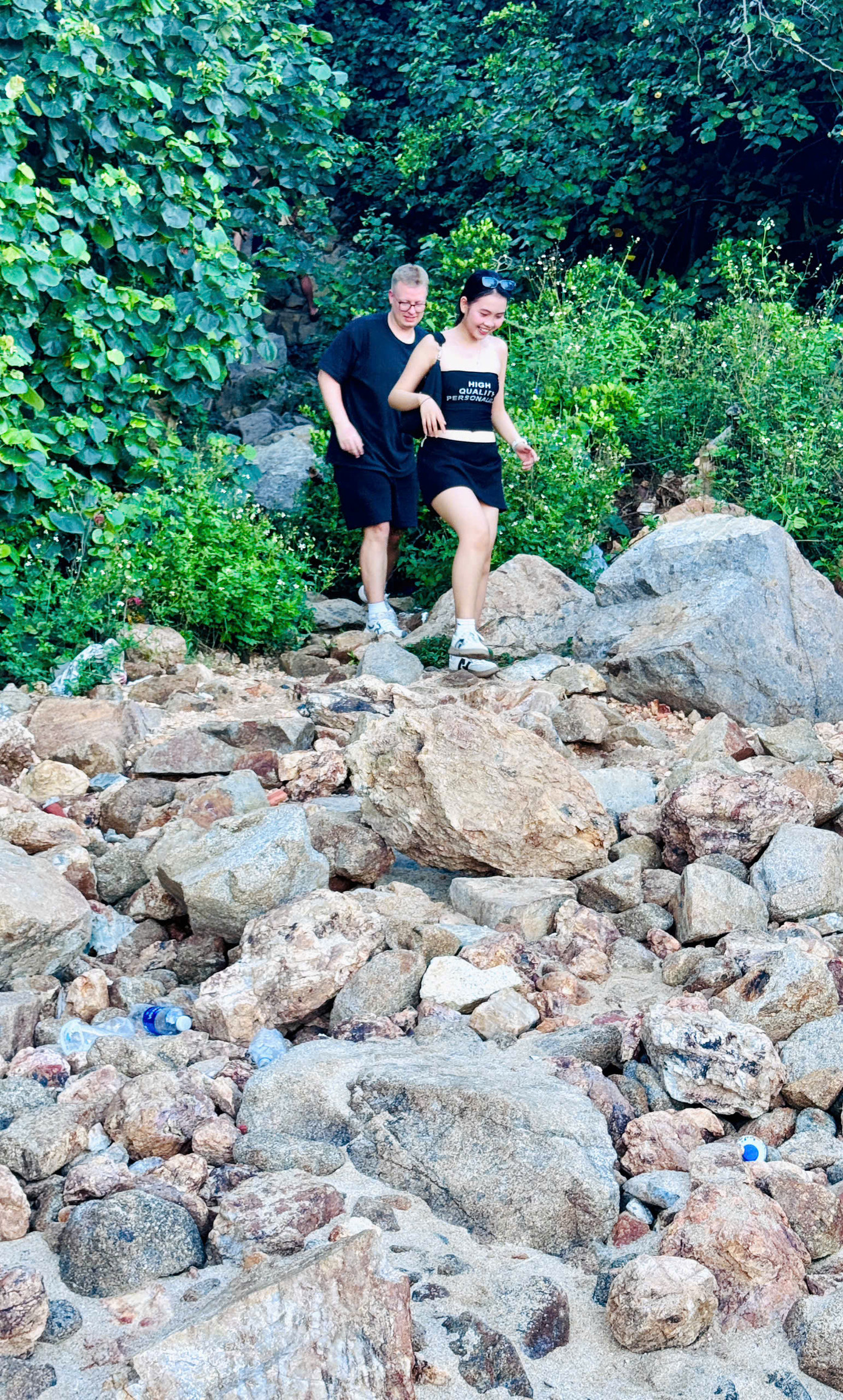 Khi lên bán đảo Sơn Trà, du khách phải đi bộ hơn 1km đường rừng với nhiều dốc cao dựng đứng và cây cối um tùm, rất khó di chuyển. Với những du khách nữ, đây sẽ là thử thách thực sự khó khăn nhưng cũng rất thú vị. Khi lên bán đảo Sơn Trà, du khách phải đi bộ hơn 1km đường rừng với nhiều dốc cao dựng đứng và cây cối um tùm, rất khó di chuyển. Với những du khách nữ, đây sẽ là thử thách thực sự khó khăn nhưng cũng rất thú vị.