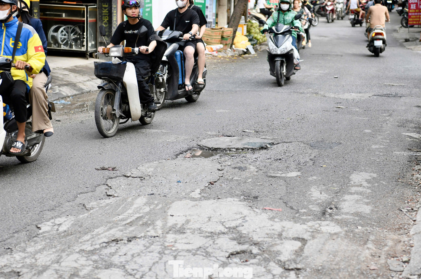 Con ngõ rộng khoảng 5m, thậm chí 50m đoạn đầu đường Nguyễn Khang chỉ rộng khoảng 2,5m, nhưng hàng ngày có rất nhiều xe cộ từ các trục đường Xuân Thủy - Dịch Vọng - Cầu Giấy qua con ngõ này để ra đường Láng và ngược lại, khiến con ngõ này thường xuyên rơi vào tình trạng quá tải. Con ngõ rộng khoảng 5m, thậm chí 50m đoạn đầu đường Nguyễn Khang chỉ rộng khoảng 2,5m, nhưng hàng ngày có rất nhiều xe cộ từ các trục đường Xuân Thủy - Dịch Vọng - Cầu Giấy qua con ngõ này để ra đường Láng và ngược lại, khiến con ngõ này thường xuyên rơi vào tình trạng quá tải.