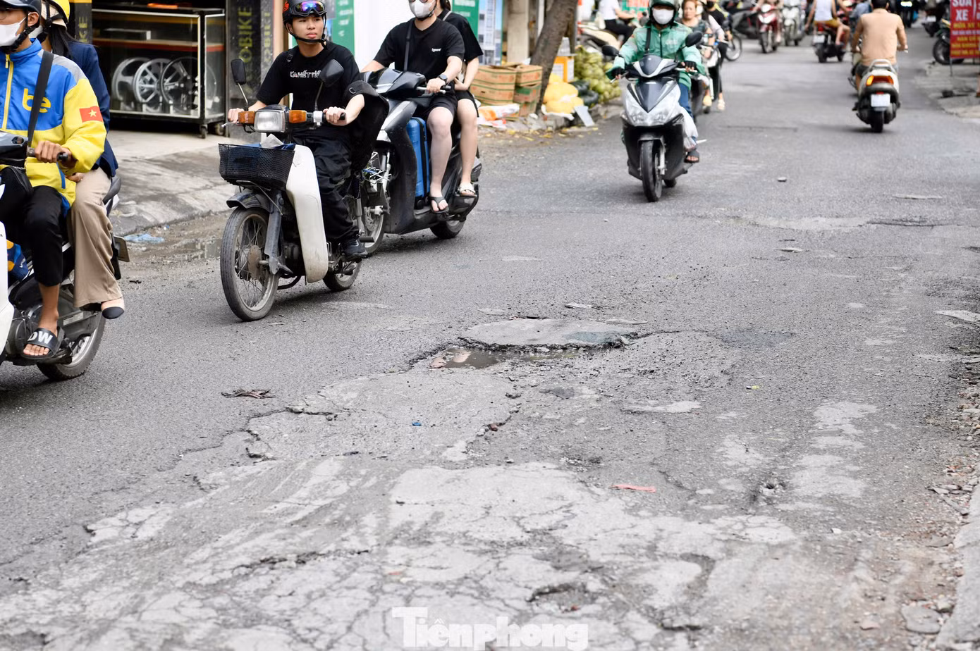 Con ngõ rộng khoảng 5m, thậm chí 50m đoạn đầu đường Nguyễn Khang chỉ rộng khoảng 2,5m, nhưng hàng ngày có rất nhiều xe cộ từ các trục đường Xuân Thủy - Dịch Vọng - Cầu Giấy qua con ngõ này để ra đường Láng và ngược lại, khiến con ngõ này thường xuyên rơi vào tình trạng quá tải.