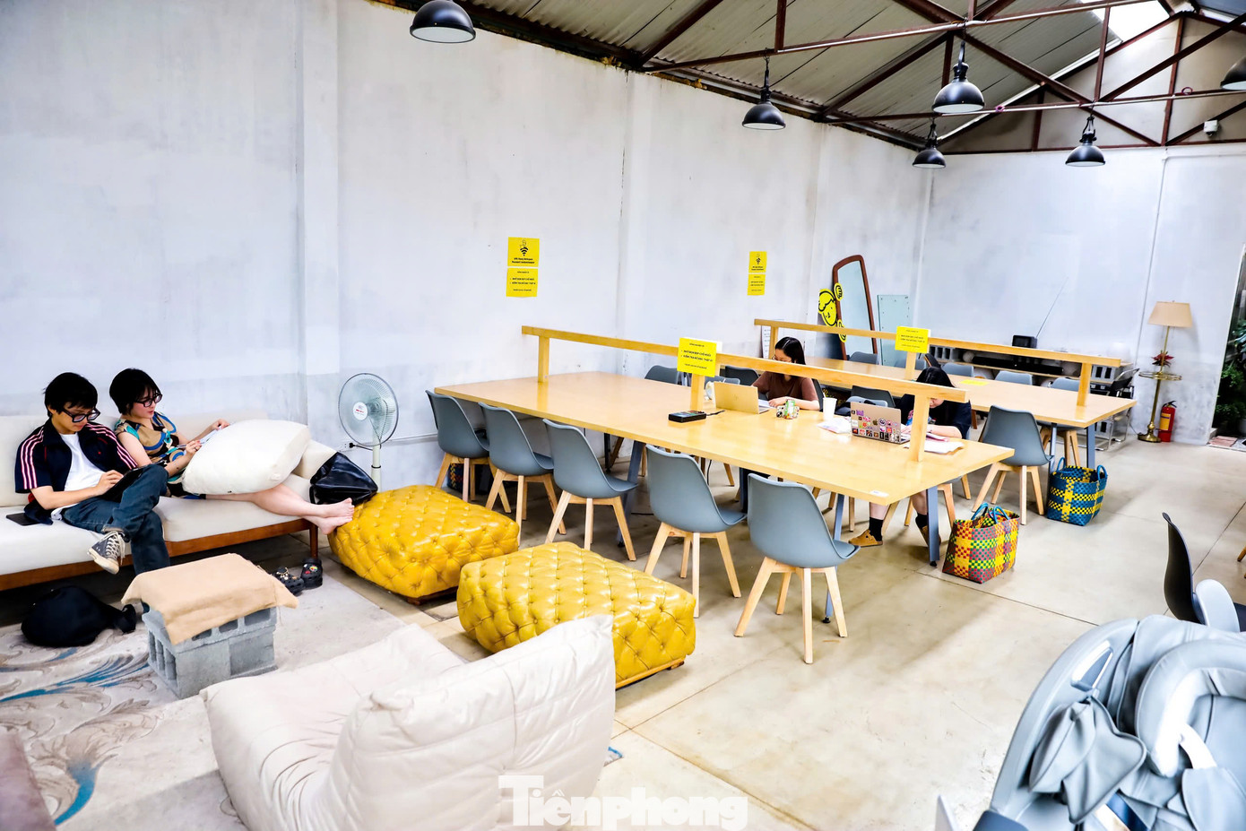 Khu vực làm việc của quán ở tầng 2 khá yên tĩnh, âm thanh được tiết chế tối đa để đảm bảo sự tập trung. Không gian không có tiếng nói chuyện, tạo cảm giác tách biệt khỏi sự ồn ào phố phường bên ngoài.