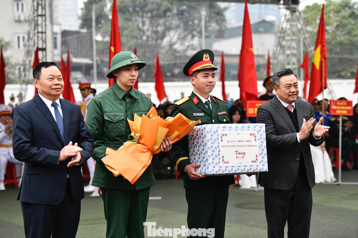 Năm nay, TP Hà Nội được giao tuyển chọn và gọi 4.417 chỉ tiêu công dân nhập ngũ vào Quân đội và thực hiện nghĩa vụ tham gia Công an Nhân dân. Trong đó, 3.700 công dân nhập ngũ về 12 đầu mối của Bộ Quốc phòng; 717 công dân thực hiện nghĩa vụ công an nhân dân.