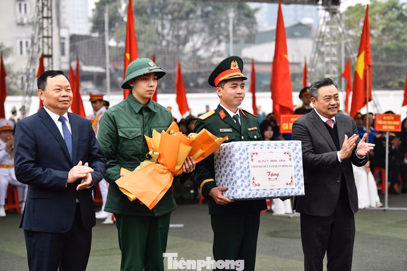 Năm nay, TP Hà Nội được giao tuyển chọn và gọi 4.417 chỉ tiêu công dân nhập ngũ vào Quân đội và thực hiện nghĩa vụ tham gia Công an Nhân dân. Trong đó, 3.700 công dân nhập ngũ về 12 đầu mối của Bộ Quốc phòng; 717 công dân thực hiện nghĩa vụ công an nhân dân.