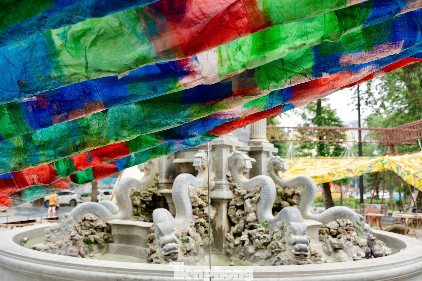 Không gian trưng bày được thiết kế như một “khu vườn tái chế” sống động với nhiều tác phẩm sắp đặt, mô hình và tiểu cảnh nghệ thuật, trở thành điểm đến hấp dẫn du khách. Triễn lãm dự kiến kéo dài đến hết ngày 18/5.