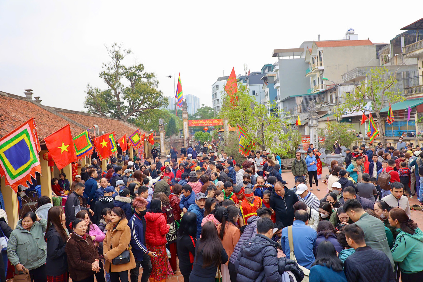 Sáng 5/2 (mùng 8 tháng Giêng), người dân làng Thị Cấm (Xuân Phương, Nam Từ Liêm, Hà Nội) lại tấp nập rủ nhau đến chật kín sân đình xem hội thi nấu cơm làng Thị Cấm. Làng Thị Cấm (nay thuộc phường Xuân Phương, quận Nam Từ Liêm, Hà Nội) có hội thi nấu cơm nhằm tri ân tướng quân Phan Tây Nhạc, một vị tướng từ thời Hùng Vương có công giúp nước. Sáng 5/2 (mùng 8 tháng Giêng), người dân làng Thị Cấm (Xuân Phương, Nam Từ Liêm, Hà Nội) lại tấp nập rủ nhau đến chật kín sân đình xem hội thi nấu cơm làng Thị Cấm. Làng Thị Cấm (nay thuộc phường Xuân Phương, quận Nam Từ Liêm, Hà Nội) có hội thi nấu cơm nhằm tri ân tướng quân Phan Tây Nhạc, một vị tướng từ thời Hùng Vương có công giúp nước.