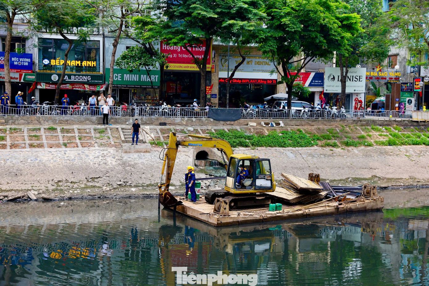 Sông Tô Lịch dài khoảng 14,6 km, chảy qua 6 quận và huyện Ba Đình, Cầu Giấy, Đống Đa, Thanh Xuân, Hoàng Mai và Thanh Trì. Sông Tô Lịch là một trong những trục thoát nước chính của thành phố, giúp điều hòa nước và giảm nguy cơ ngập lụt.