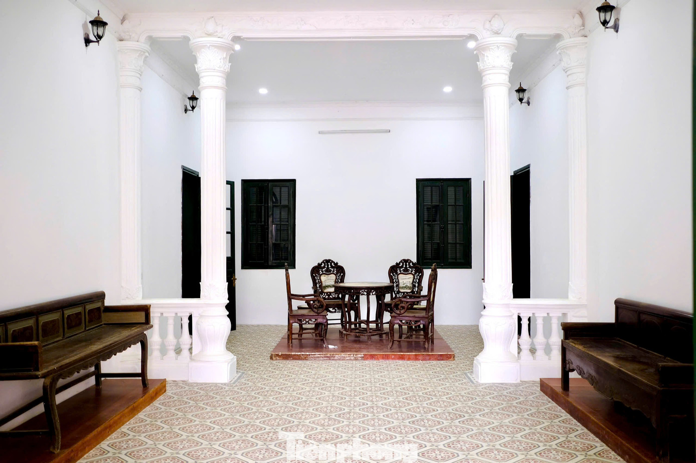 Ở không gian chính của dinh thự nằm ở tầng 1 có một số đồ vật, bàn ghế đã được đưa vào để trang trí nhằm tăng phần cổ kính. Ở không gian chính của dinh thự nằm ở tầng 1 có một số đồ vật, bàn ghế đã được đưa vào để trang trí nhằm tăng phần cổ kính.