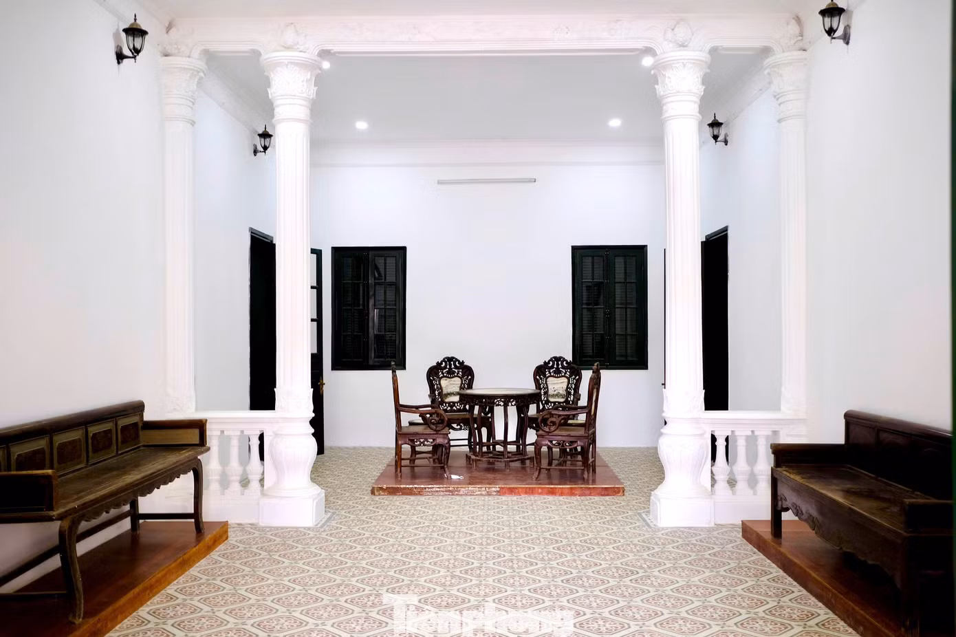 Ở không gian chính của dinh thự nằm ở tầng 1 có một số đồ vật, bàn ghế đã được đưa vào để trang trí nhằm tăng phần cổ kính. Ở không gian chính của dinh thự nằm ở tầng 1 có một số đồ vật, bàn ghế đã được đưa vào để trang trí nhằm tăng phần cổ kính.