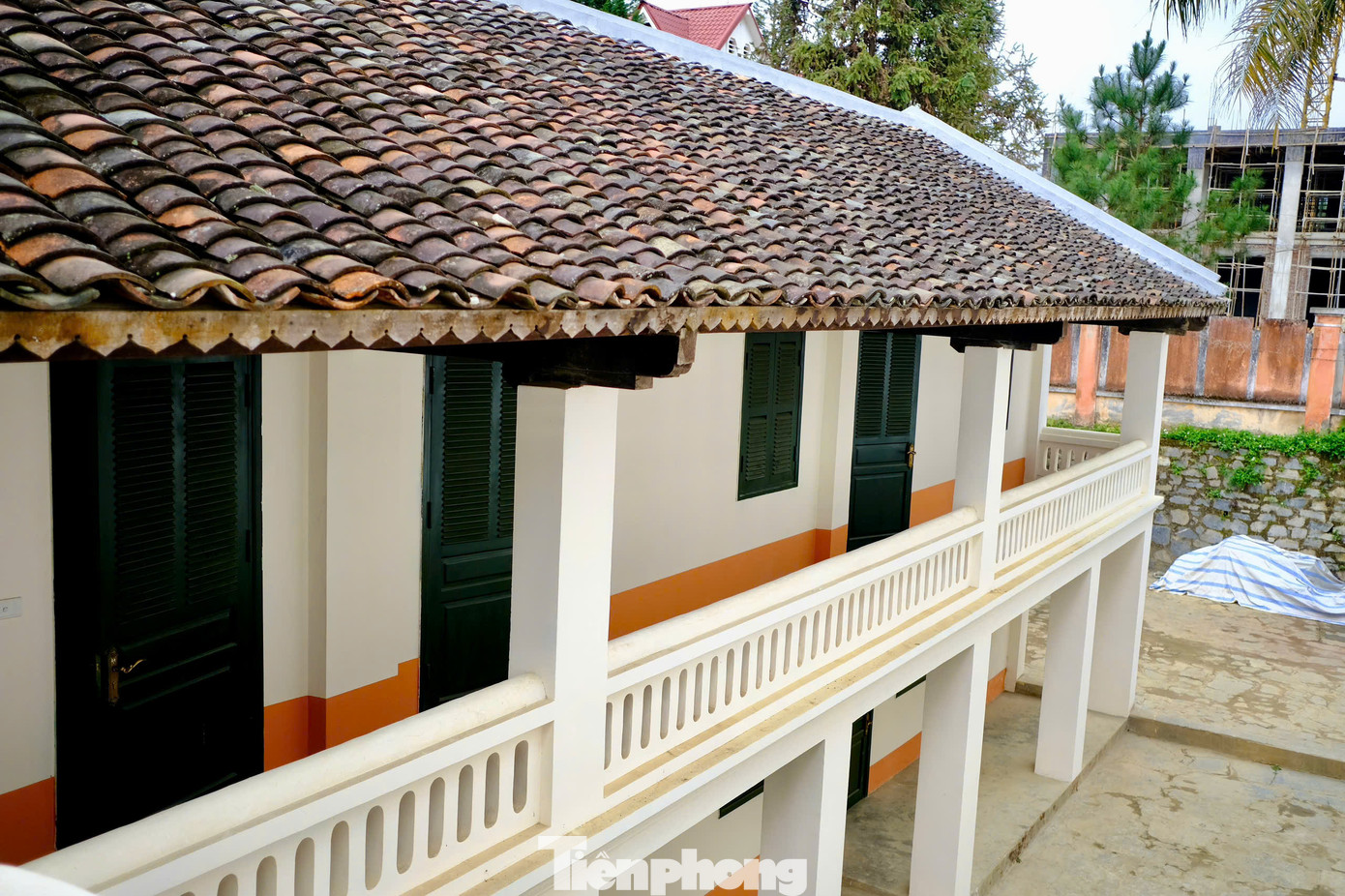 Sau gần 1 năm trùng tu, dinh thự "vua Mèo" Hoàng A Tưởng đã khoác lên màu sơn mới, mái ngói được hạ giải, thay thế viên hư hỏng. Chân tường, một số chỗ họa tiết, hoa văn được phủ sơn màu xanh ghi, màu gạch đỏ. Sau gần 1 năm trùng tu, dinh thự "vua Mèo" Hoàng A Tưởng đã khoác lên màu sơn mới, mái ngói được hạ giải, thay thế viên hư hỏng. Chân tường, một số chỗ họa tiết, hoa văn được phủ sơn màu xanh ghi, màu gạch đỏ.