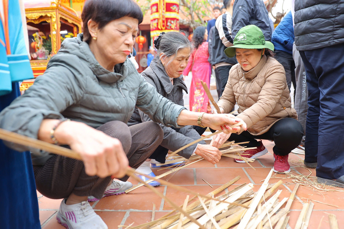 Tương truyền, vào đời Vua Hùng thứ 18, khi đất nước có nạn ngoại xâm, tướng quân Phan Tây Nhạc được Vua Hùng giao thống lĩnh quân binh đi đánh giặc. Tướng quân Phan Tây Nhạc lĩnh ý vua, nhận đủ quân số và gấp rút ngày đêm luyện rèn binh sĩ. Việc hành quân gấp gáp, nếu binh sĩ không được ăn đúng bữa thì khó có sức đuổi giặc. Ông nghĩ ra cách tổ chức thi nấu cơm có thưởng ngay trong quân ngũ để nhanh chóng ổn định đội quân hậu cần giỏi nấu nướng. Tương truyền, vào đời Vua Hùng thứ 18, khi đất nước có nạn ngoại xâm, tướng quân Phan Tây Nhạc được Vua Hùng giao thống lĩnh quân binh đi đánh giặc. Tướng quân Phan Tây Nhạc lĩnh ý vua, nhận đủ quân số và gấp rút ngày đêm luyện rèn binh sĩ. Việc hành quân gấp gáp, nếu binh sĩ không được ăn đúng bữa thì khó có sức đuổi giặc. Ông nghĩ ra cách tổ chức thi nấu cơm có thưởng ngay trong quân ngũ để nhanh chóng ổn định đội quân hậu cần giỏi nấu nướng.