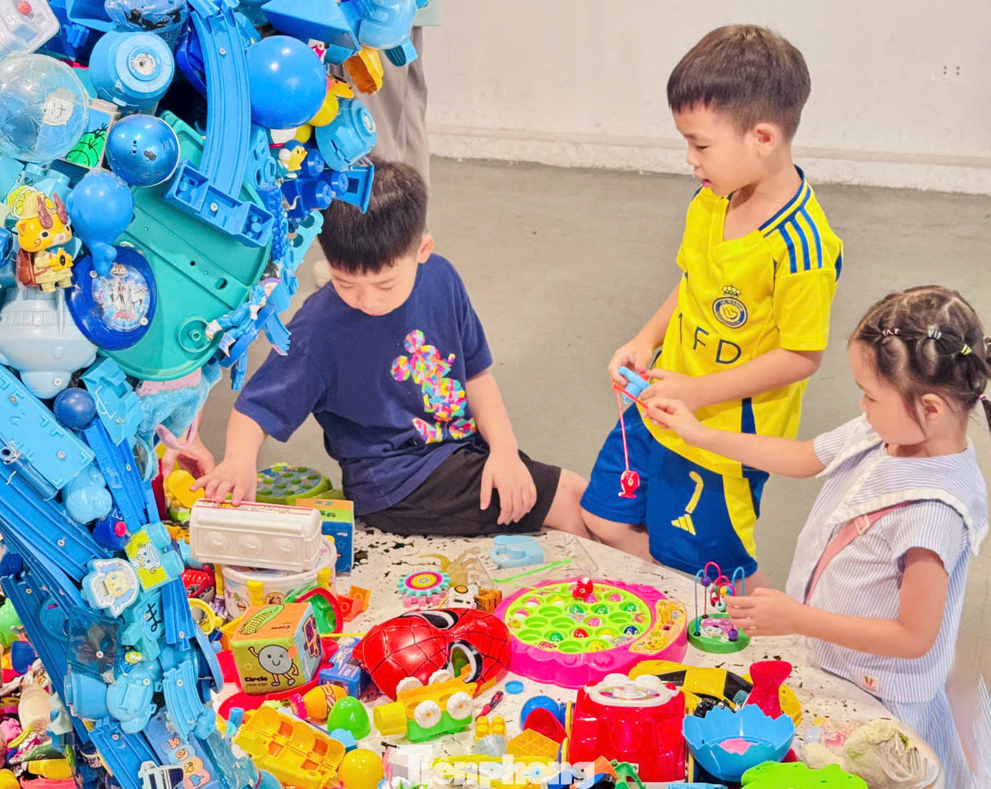 Triển lãm nhanh chóng thu hút đông đảo công chúng ở mọi lứa tuổi ghé thăm, đặc biệt là các bạn nhỏ.