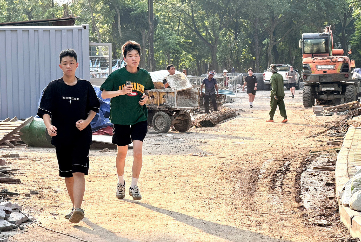 Hiện tại nhiều hạng mục thi công cải tạo công viên Cầu Giấy vẫn còn ngổn ngang, bụi bặm chưa hoàn thiện nhưng vào buổi sáng sớm và chiều muộn, công viên vẫn thu hút hàng trăm người dân đến đi bộ, tập thể dục. Không ít phụ huynh cũng dẫn theo trẻ nhỏ đến vui chơi, đạp xe ngay cạnh công trình đang thi công, tồn tại nhiều nguy cơ gây nguy hiểm, tai nạn.