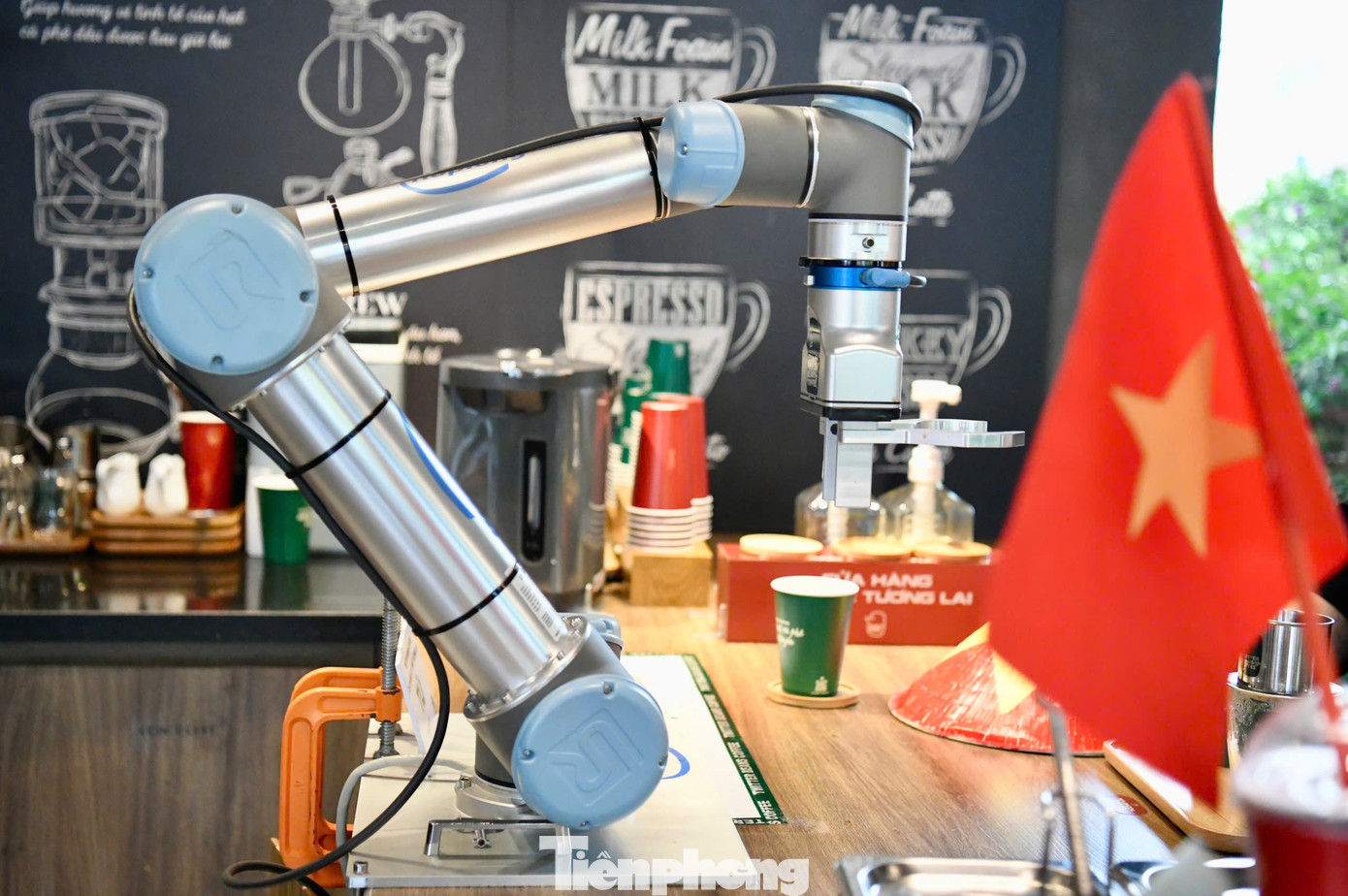Bốn robot thông minh: Tú, Bảo, Chi, Thư được giao nhiệm vụ pha chế, viết thư pháp, chụp hình và bưng bê đã được chủ quán đưa vào phục vụ khách hàng nhân dịp lễ 30/4-1/5 năm nay.