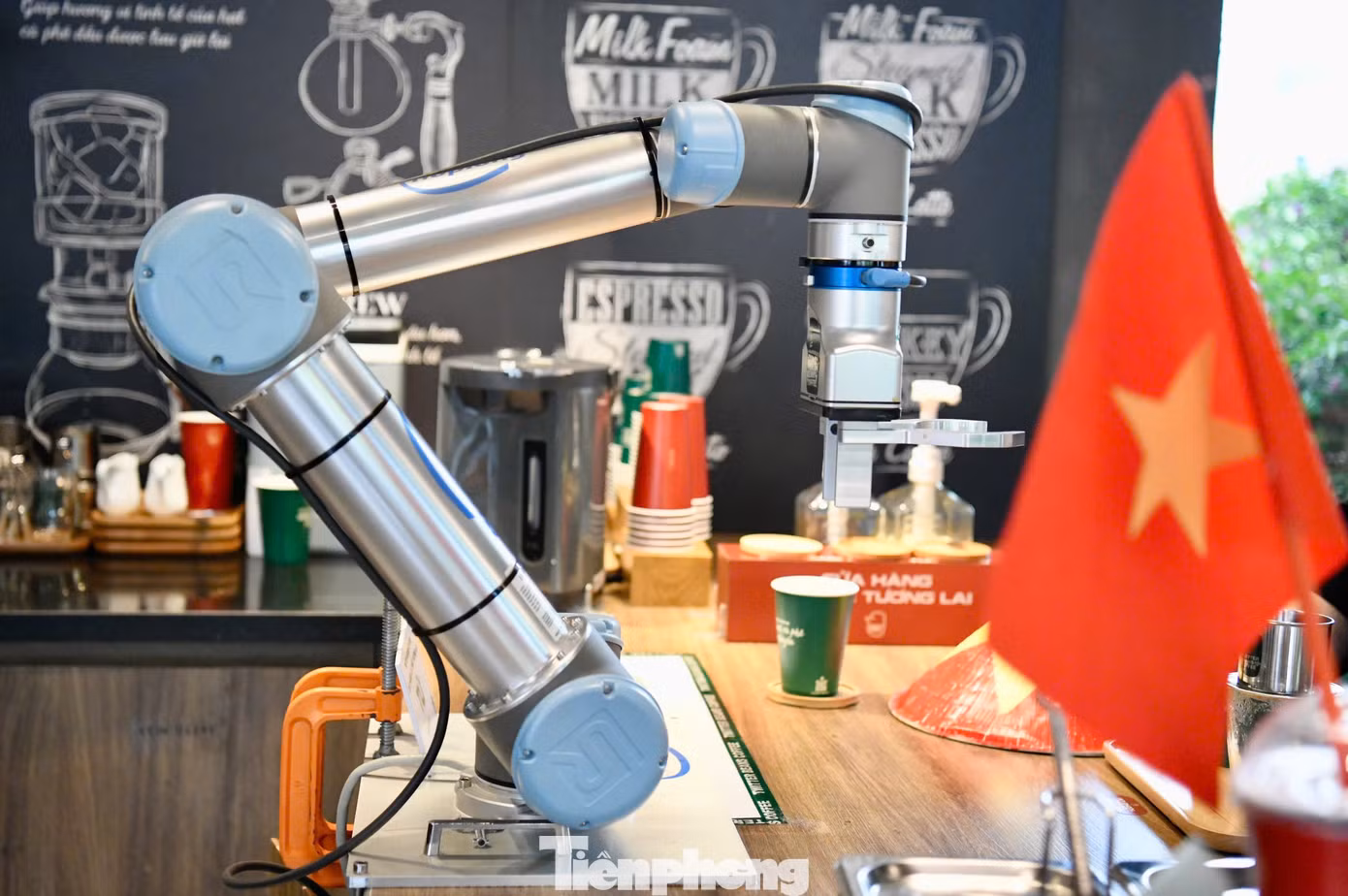 Bốn robot thông minh: Tú, Bảo, Chi, Thư được giao nhiệm vụ pha chế, viết thư pháp, chụp hình và bưng bê đã được chủ quán đưa vào phục vụ khách hàng nhân dịp lễ 30/4-1/5 năm nay.