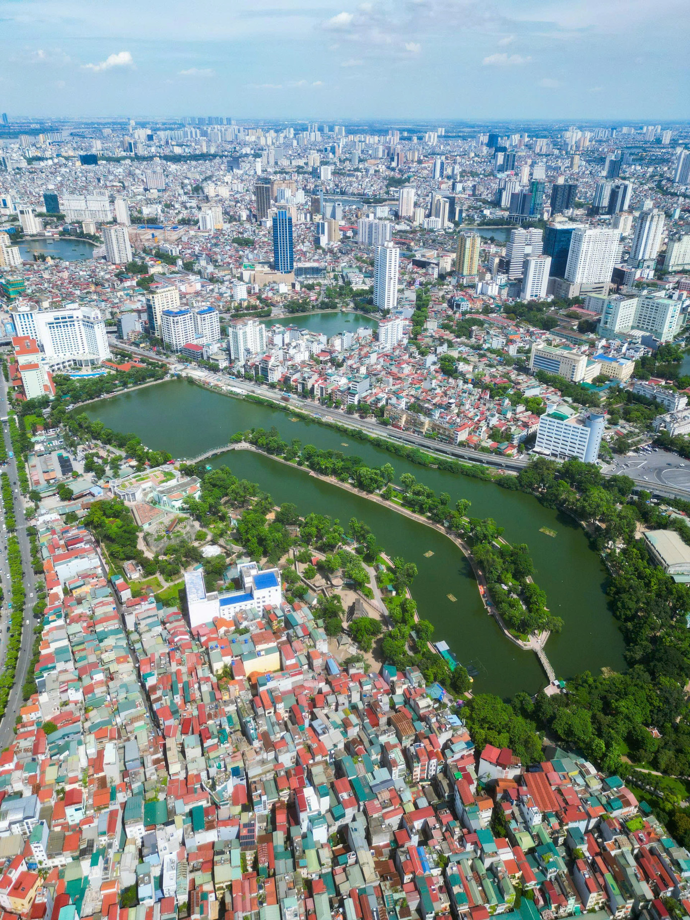 Công viên Thủ Lệ được khởi công xây dựng vào năm 1975, sau đó được hoàn thiện vào năm 1976. Với diện tích khoảng 29 ha, công viên có một hồ nước tự nhiên rộng lớn, bao quanh bởi những con đường rợp bóng cây xanh, tạo nên không gian thoáng đãng và trong lành. Công viên Thủ Lệ được khởi công xây dựng vào năm 1975, sau đó được hoàn thiện vào năm 1976. Với diện tích khoảng 29 ha, công viên có một hồ nước tự nhiên rộng lớn, bao quanh bởi những con đường rợp bóng cây xanh, tạo nên không gian thoáng đãng và trong lành.