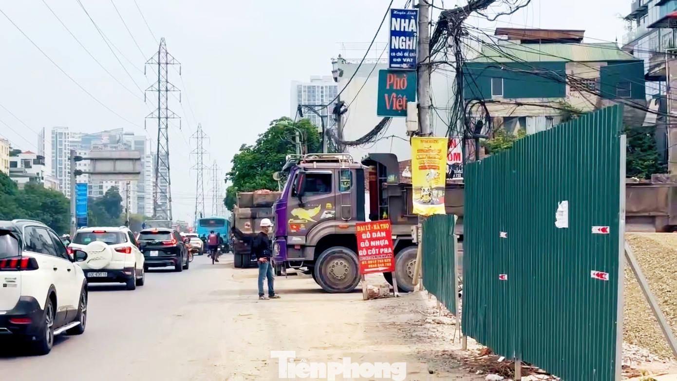 Do gặp nhiều khó khăn trong công tác giải phóng mặt bằng nên dự án bị đình trệ. Đến nay sau 4 lần thay đổi mốc thời gian hoàn thành giải phóng mặt bằng và gần 10 năm thi công, tuyến đường Tam Trinh vẫn ngổn ngang, ùn tắc triền miên.